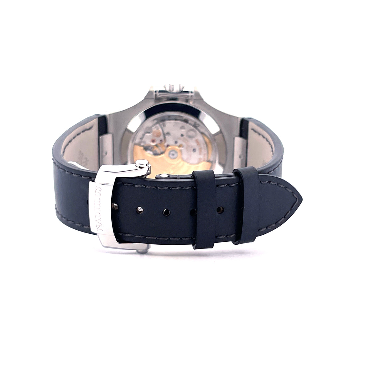 Patek Philippe Nautilus Annual Calendar 5726A-001 / premium Condition / Full Set / second Strap / Germany / 2025, Rückansicht mit Schließe, Armband und Gehäuseboden vor weißem Hintergrund