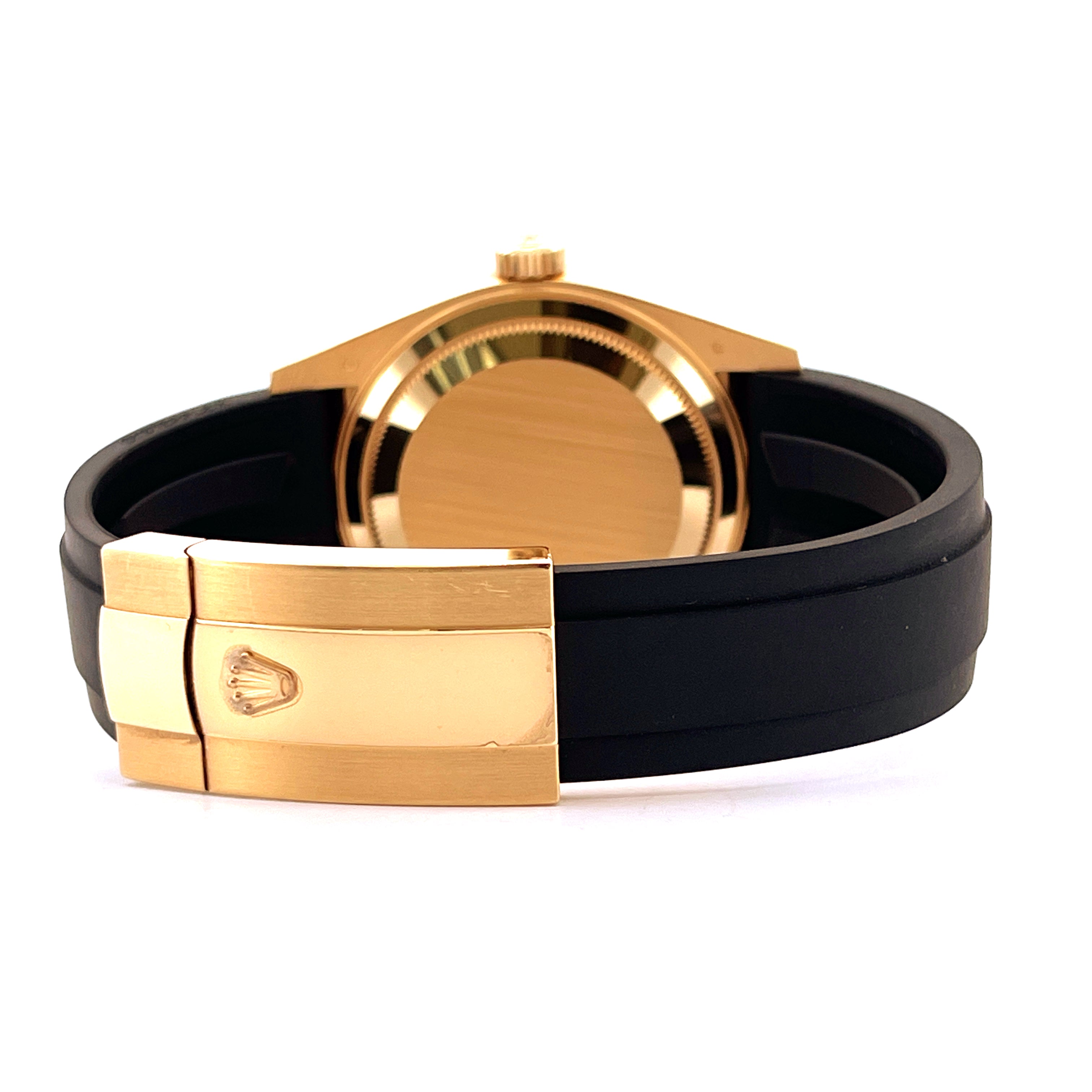 Rückseite einer Rolex Sky-Dweller Gold Rubber mit gelbgoldener Schließe und schwarzem Armband
