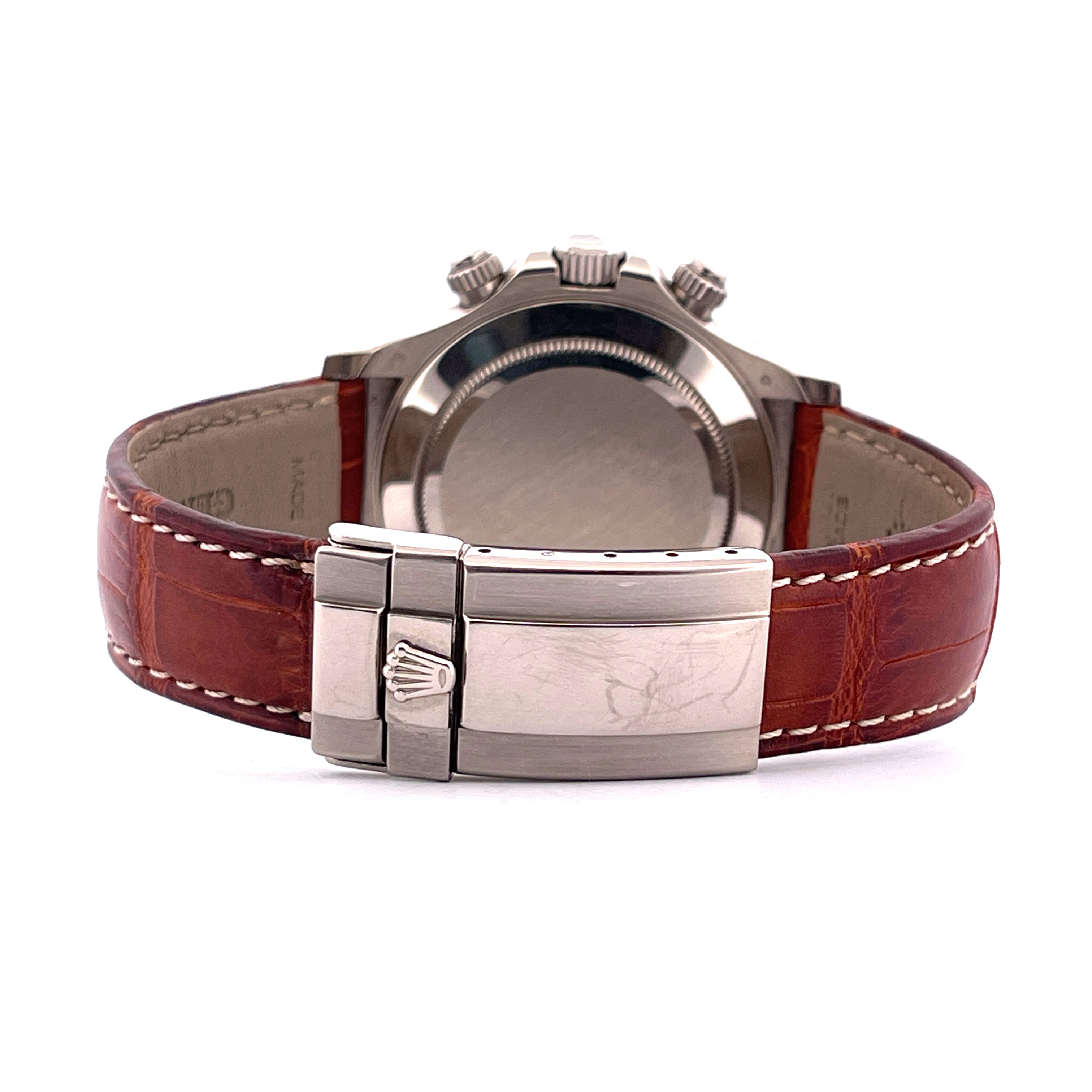 Rückseite einer Rolex Daytona Panda mit braunem Kroko-Lederarmband und Weißgold-Schließe