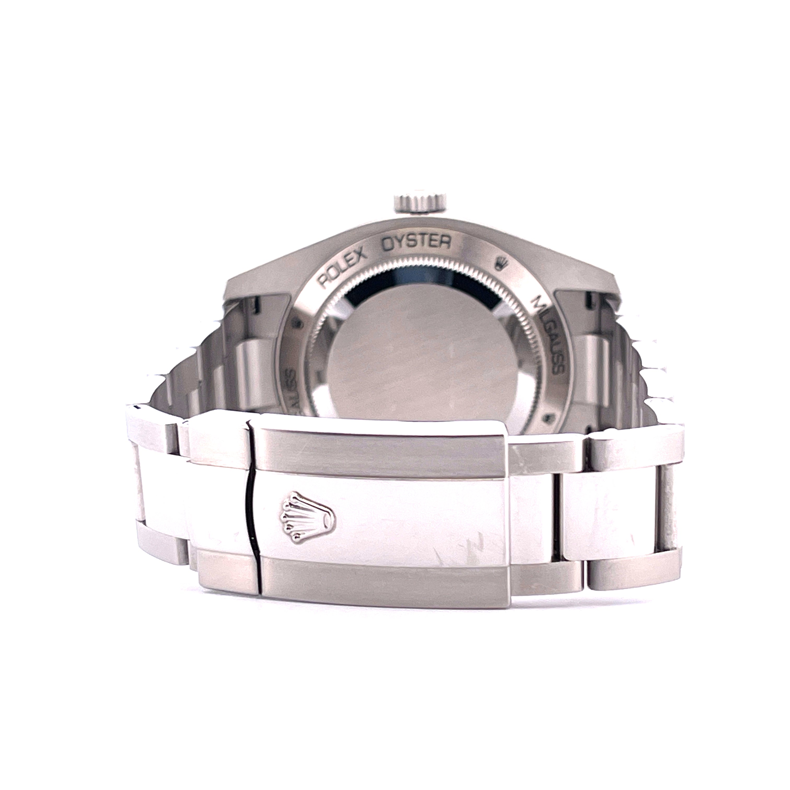 Rolex Milgauss 116400GV Rueckseite mit Armband und Schliesse mit Logo auf weissem Hintergrund