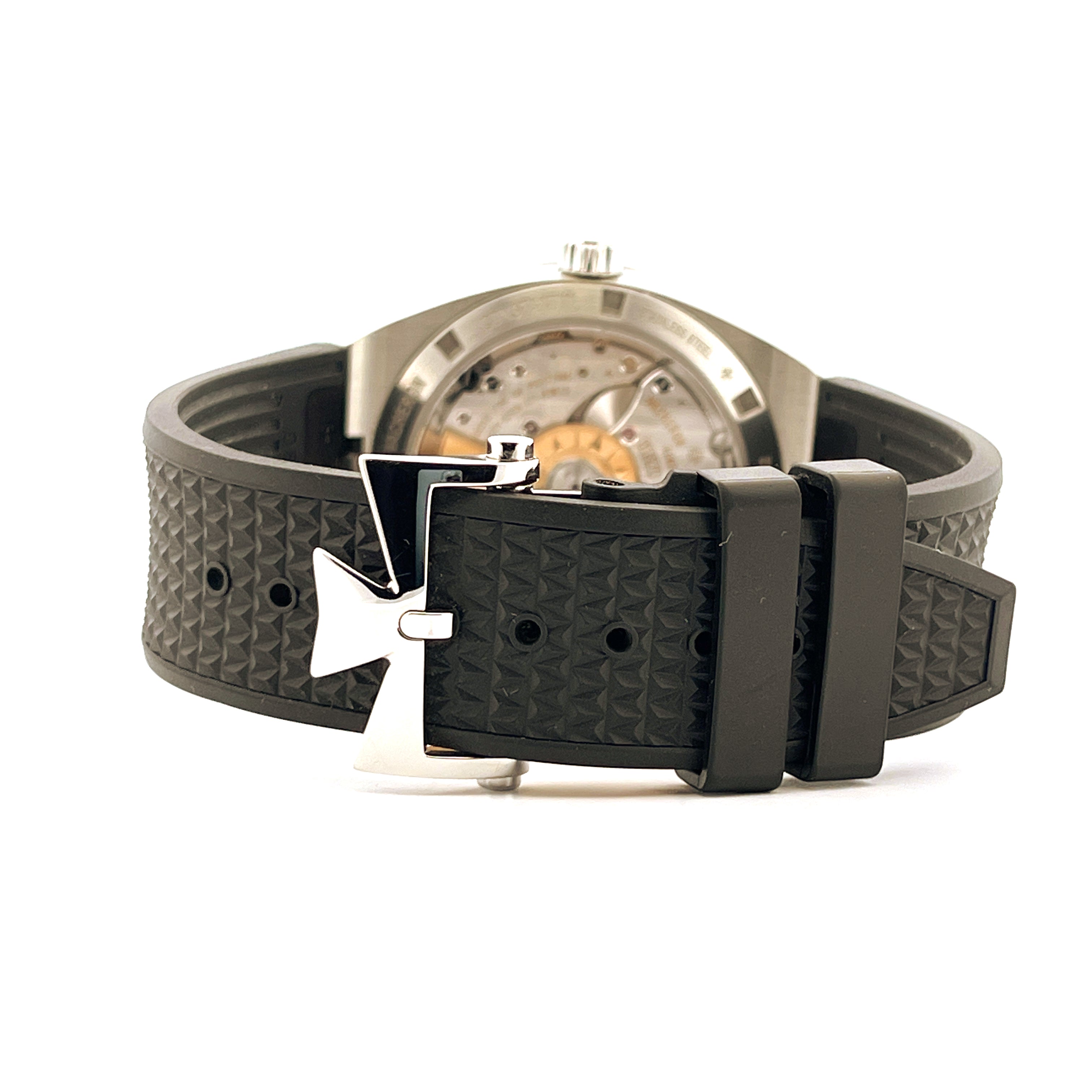 Vacheron Constantin Overseas mit schwarzem Kautschukarmband und markanter Edelstahlschließe von hinten gesehen