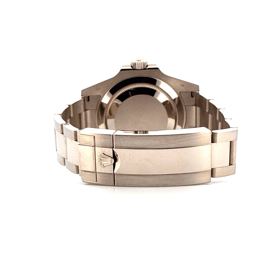 Rolex Submariner Date Weißgold 2022 Rückansicht mit Schließe auf weißem Hintergrund