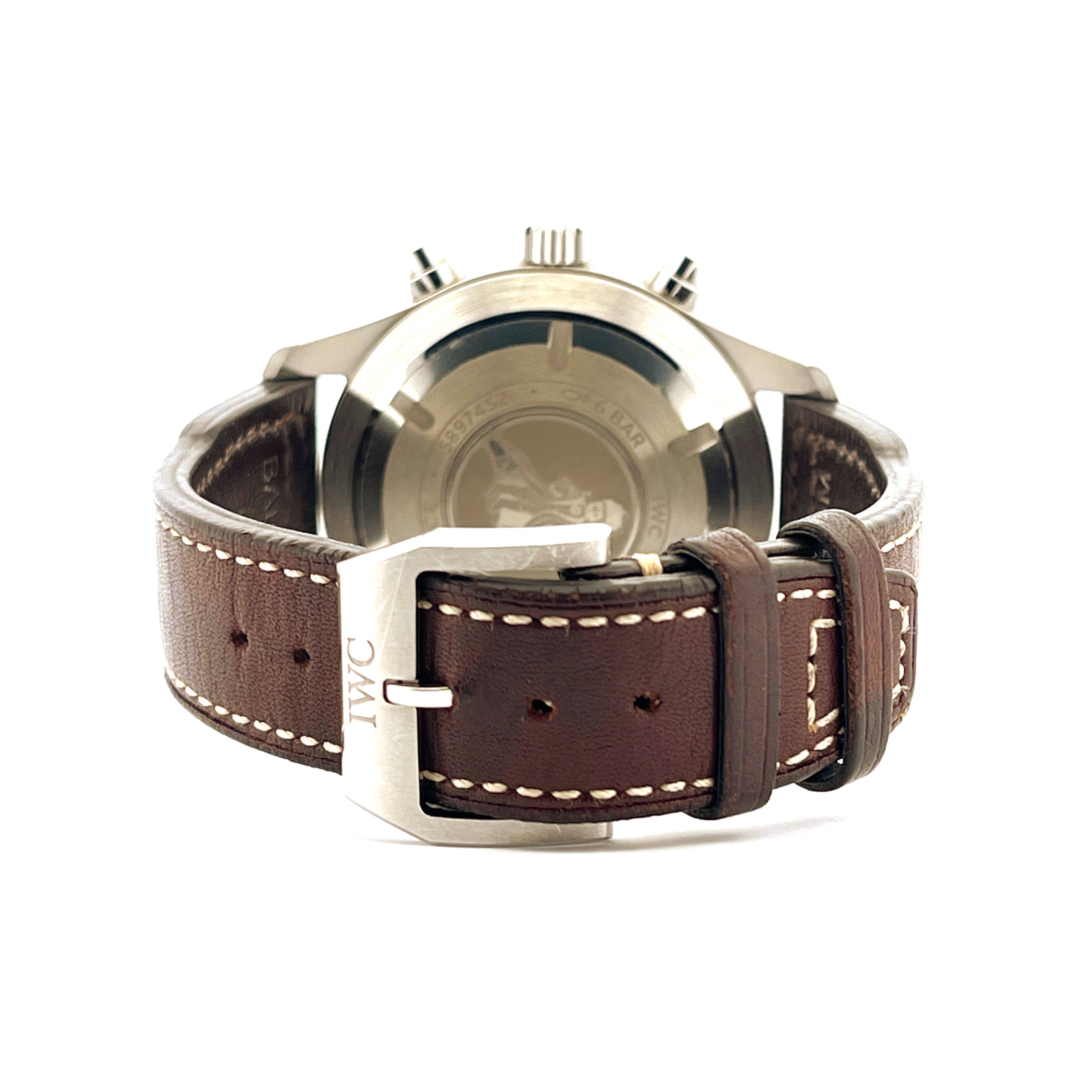 Rückansicht eines IWC Pilot Chronographen Le Petit Prince mit braunem Lederarmband und IWC-Schließe