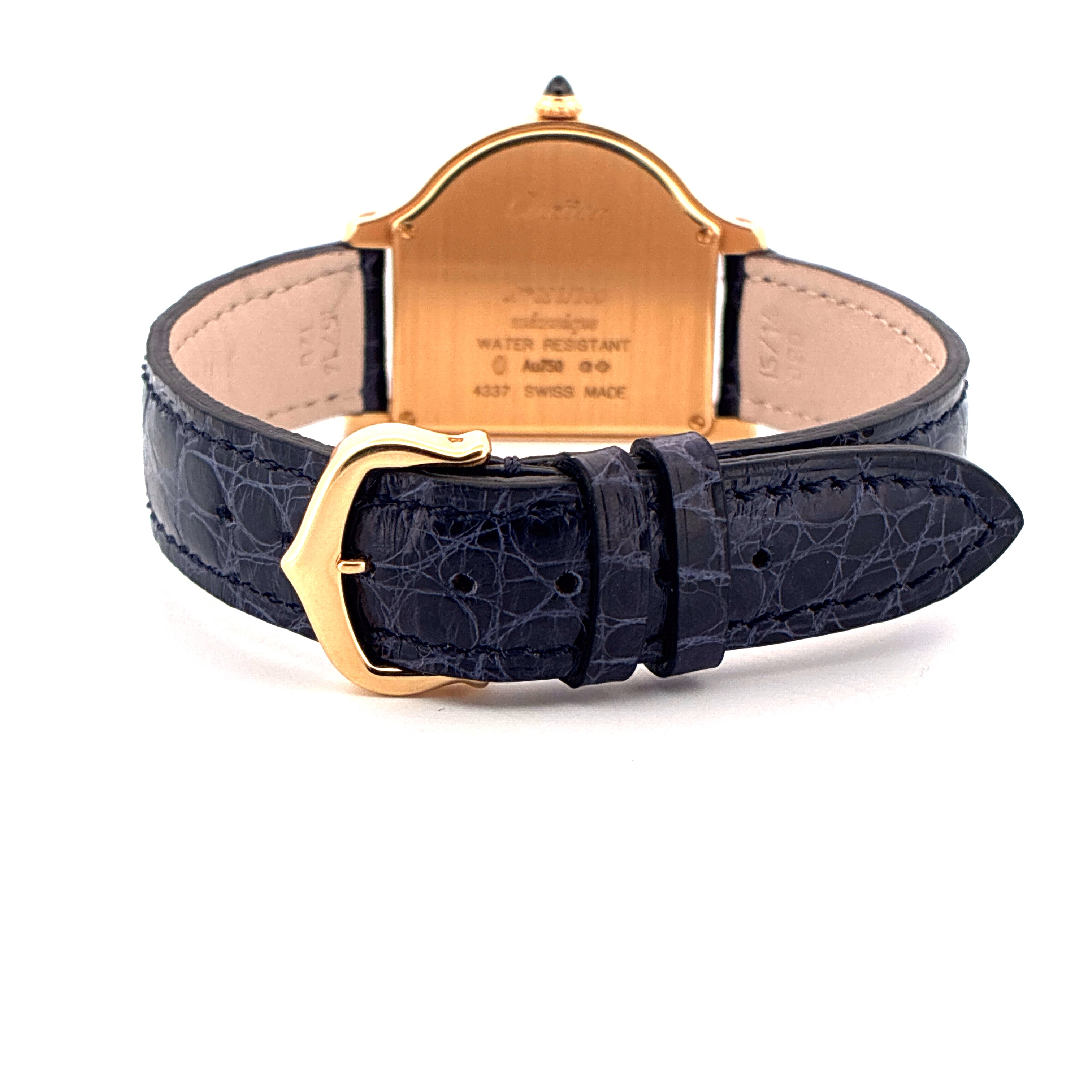 Rückseite einer goldenen Cartier Cloche de Cartier Uhr mit dunkelblauem Alligatorlederarmband und goldener Schließe