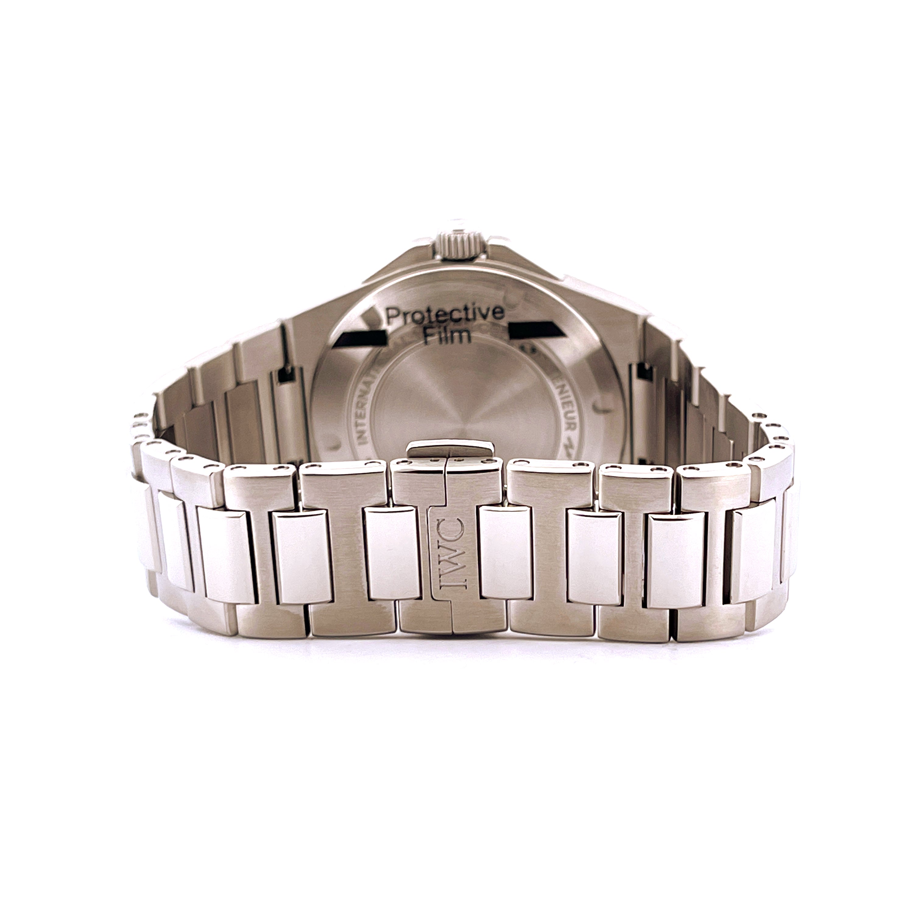 Rückansicht eines IWC Ingenieur Automatic mit Edelstahlarmband vor weißem Hintergrund