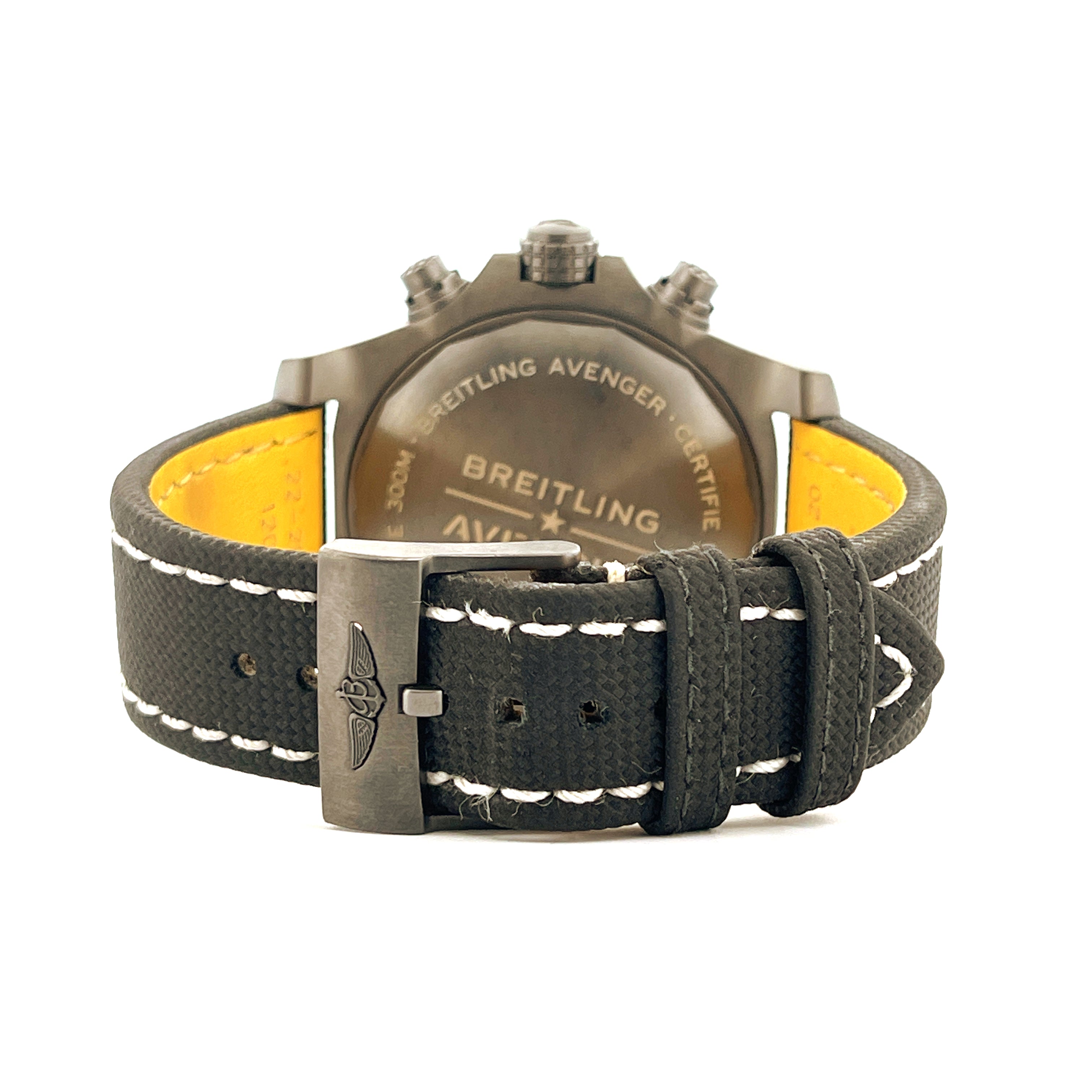 Rückansicht einer Breitling Avenger Chronograph Night Mission Uhr mit schwarzem Armband