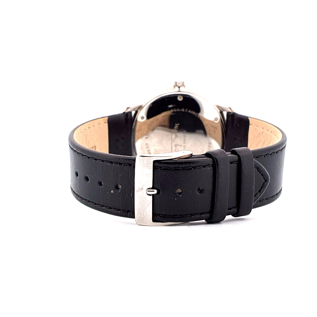 Rückansicht der Junghans Max Bill Automatic mit schwarzem Lederarmband und Edelstahlschließe