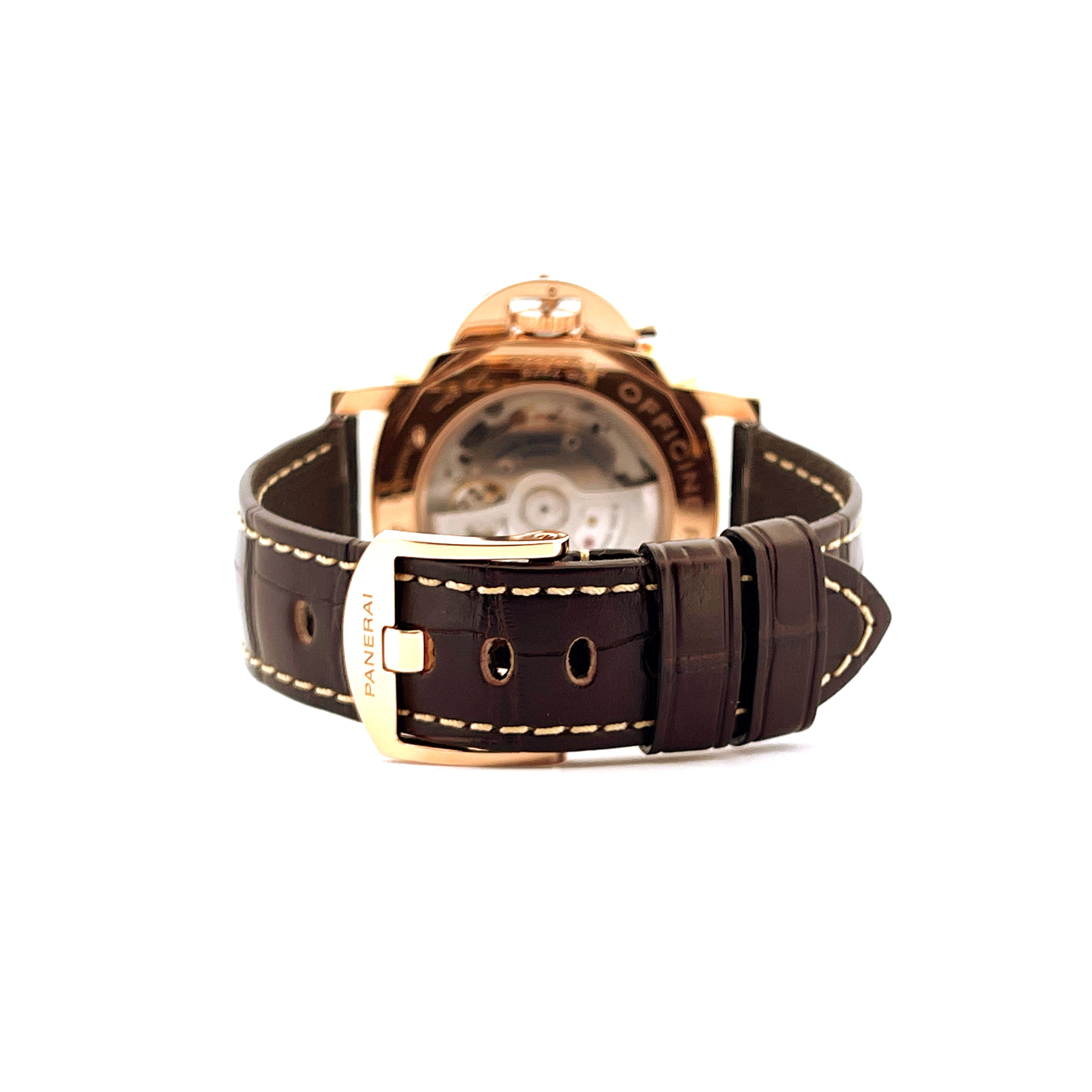 Rückansicht einer Panerai Luminor Due 42mm Roségold mit braunem Krokoarmband und Schnalle