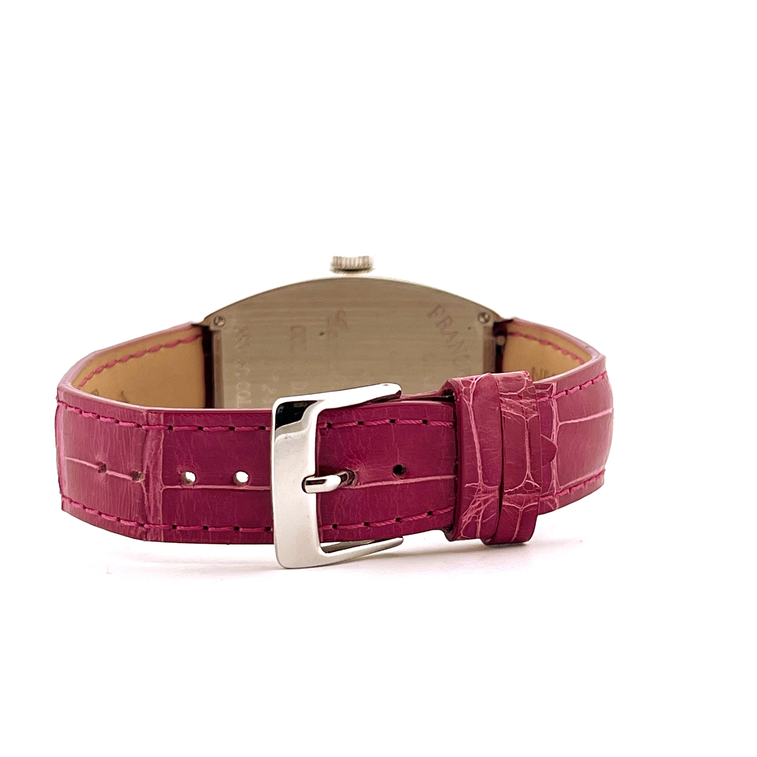 Rückansicht einer Franck Muller Cintree Curvex Color of Dreams mit pinkfarbenem Krokolederarmband und Stahlschließe