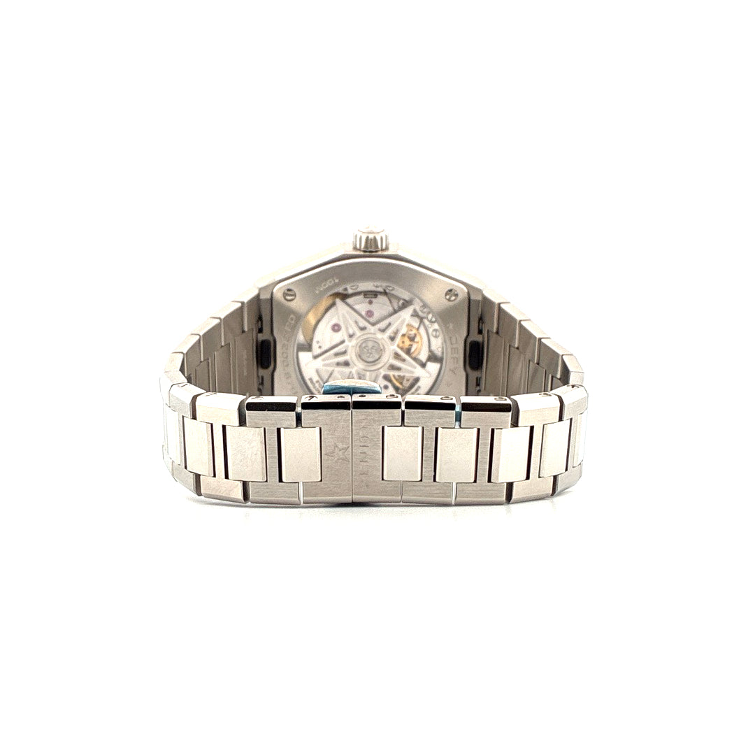Zenith Defy Midnight 36mm Rückansicht eines Stahlarmbandes mit Sicht auf das Automatikwerk