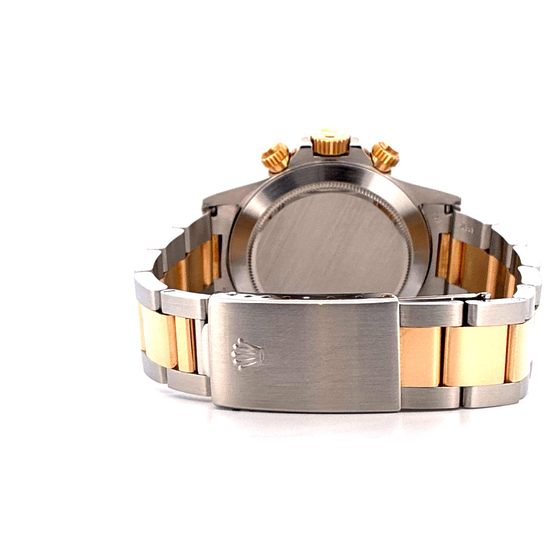 Rolex Daytona Bicolor von hinten gesehen, bicolor Armband und Schliesse mit Kronenlogo, weisser Hintergrund
