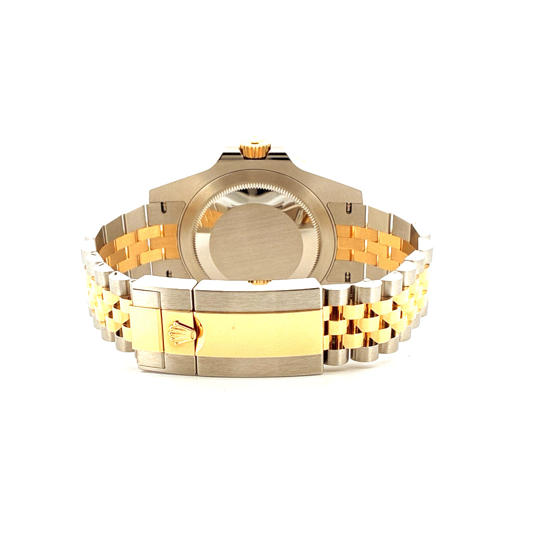 Rolex GMT-Master II Stahl/Gelbgold im Detail mit Schließe und Armband auf weißem Hintergrund