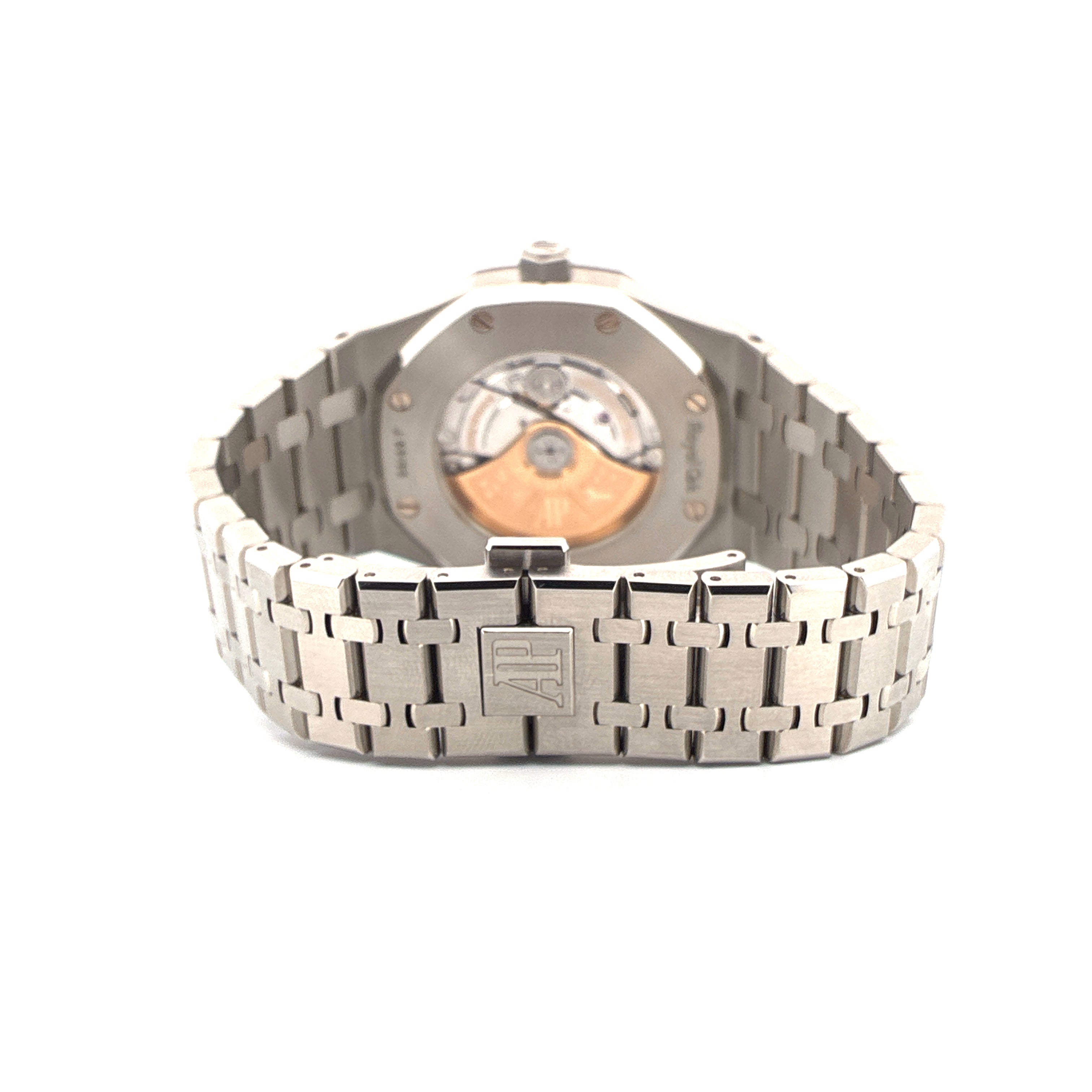 Rückansicht eines Audemars Piguet Royal Oak Automatikarmbanduhr aus Edelstahl mit AP-Logo auf der Schließe