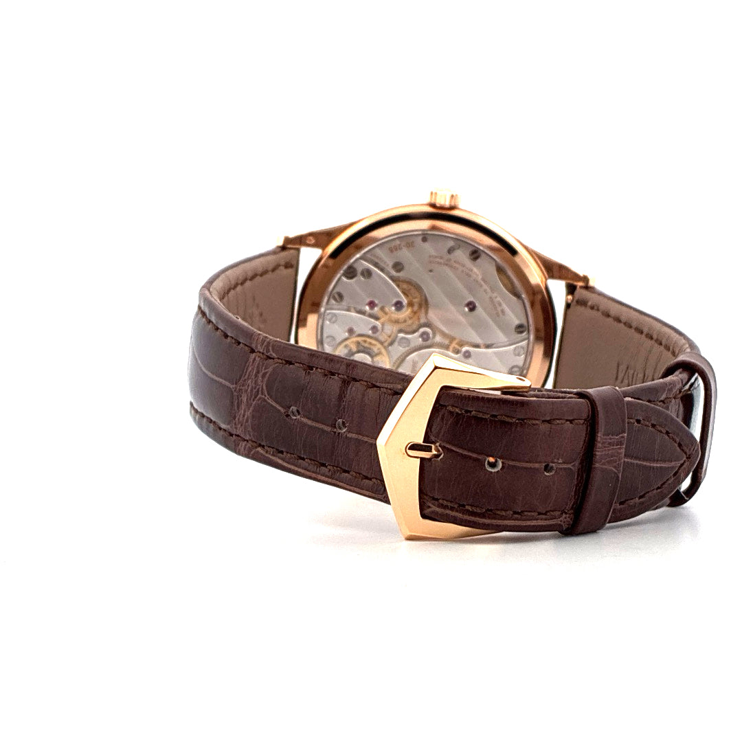 Patek Philippe Calatrava 6119R Rückansicht mit braunem Lederarmband und goldener Dornschließe