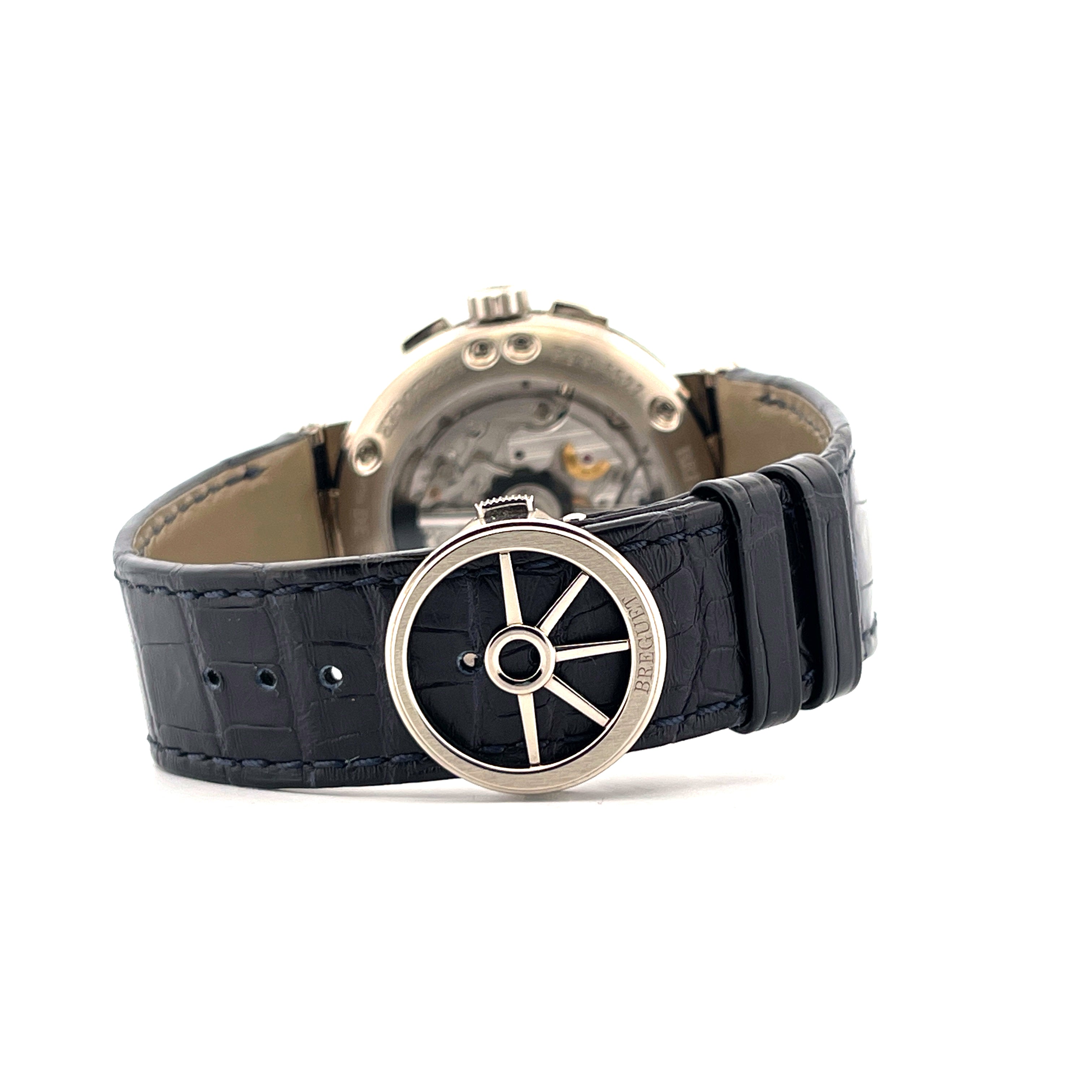 Breguet Marine 5527BB/Y2/9WV Detailansicht der Schnalle mit guillochiertem Zifferblatt im Rad-Design