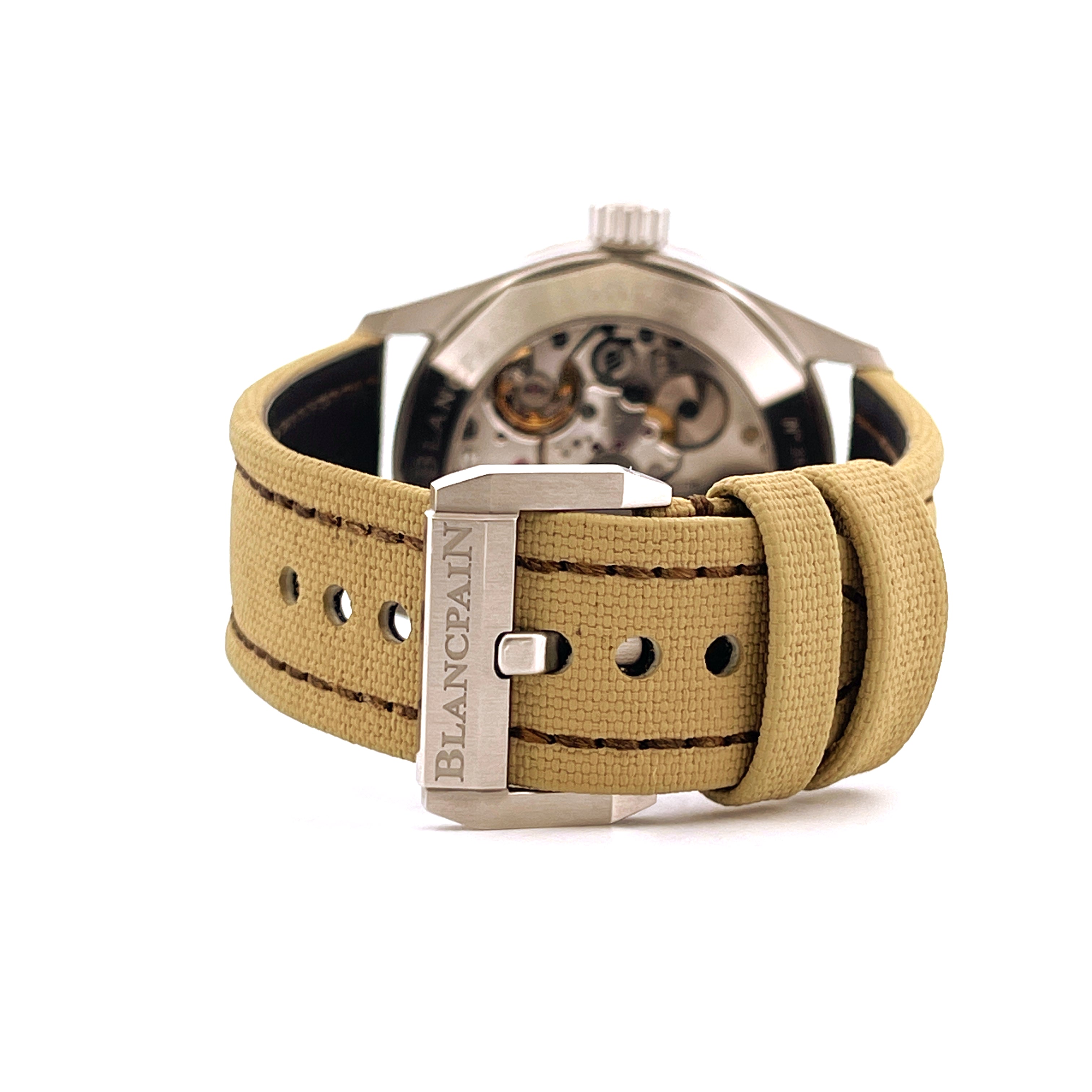 Seitenansicht einer Blancpain Fifty Fathoms Bathyscaphe Day Date mit beigefarbenem Canvas-Armband und Stahlschließe