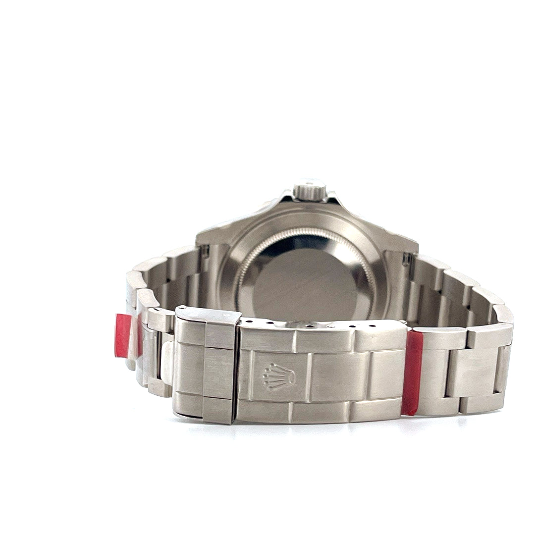 Rückansicht einer silbernen Rolex "Kermit" Submariner Date Uhr mit rotem Klebeband auf dem Armband vor weissem Hintergrund