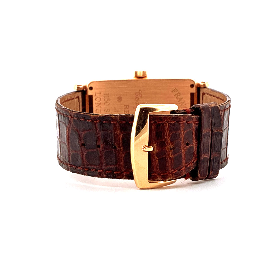 Rückansicht einer Franck Muller Long Island Uhr mit Roségoldgehäuse und braunem Krokolederarmband mit goldener Schließe