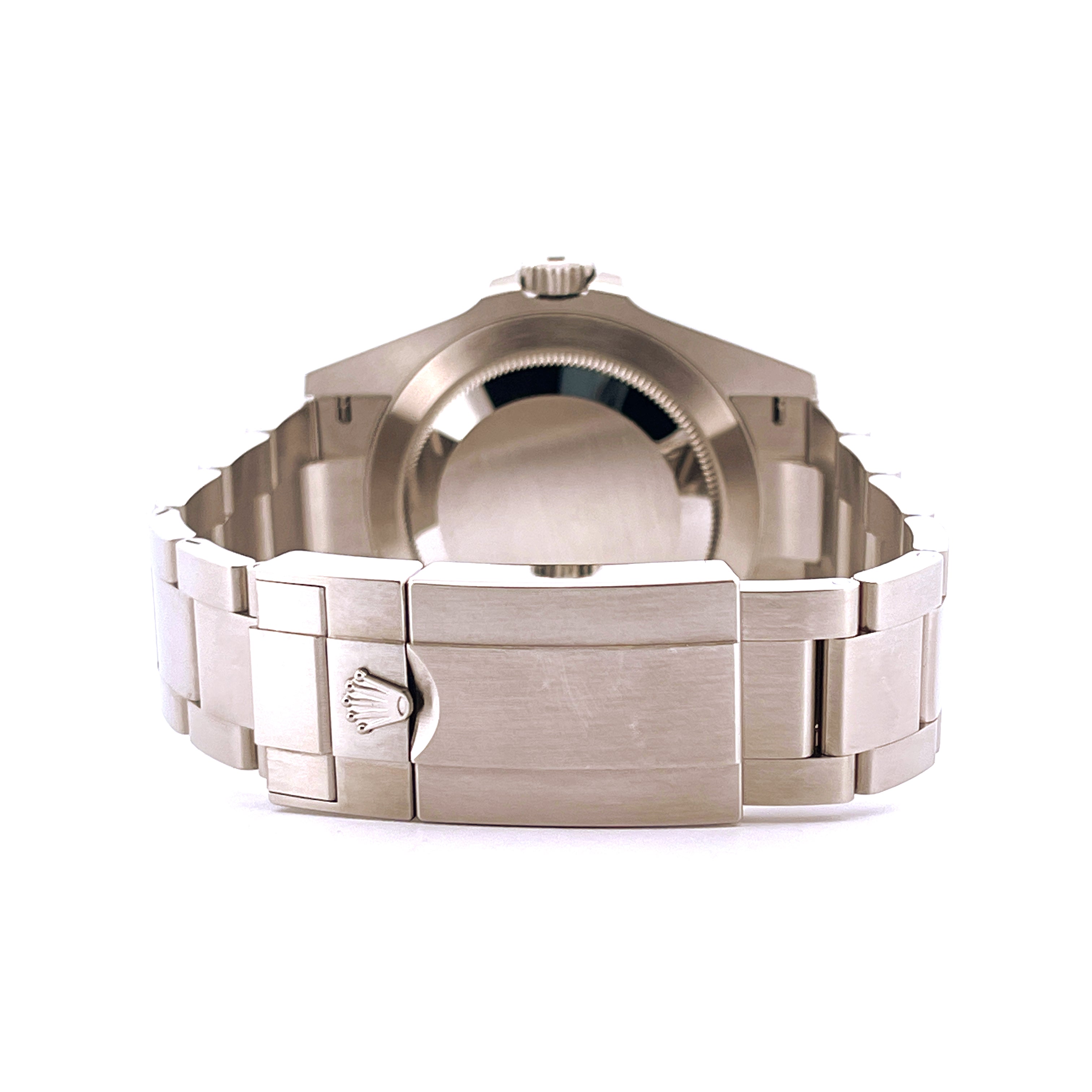 Rückseite einer Rolex Air King 126900 aus Stahl mit geschlossenem Armband auf weißem Hintergrund