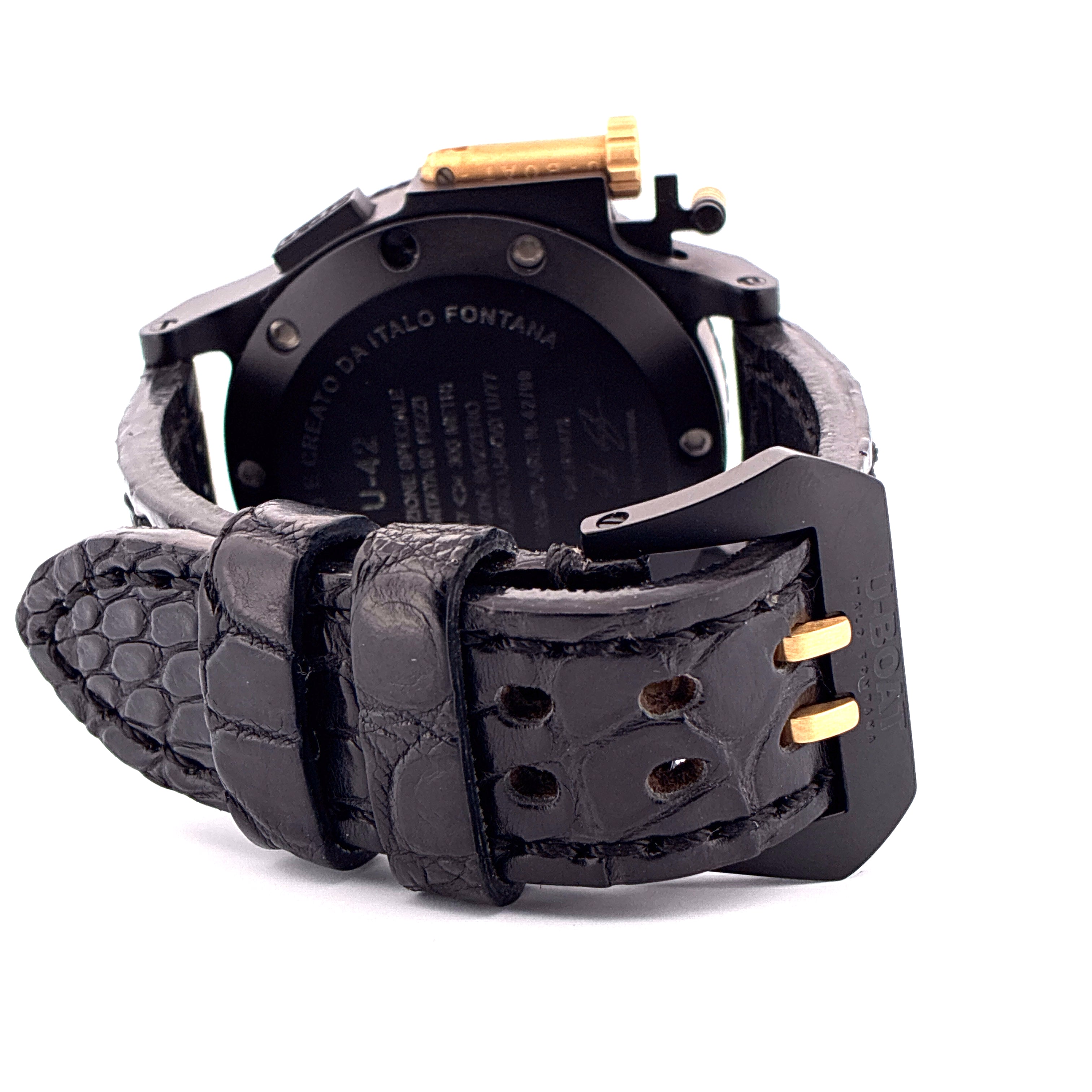 Rückansicht einer schwarzen U-Boat U-42 Uhr mit schwarzem Kroko-Armband und goldener Schließe