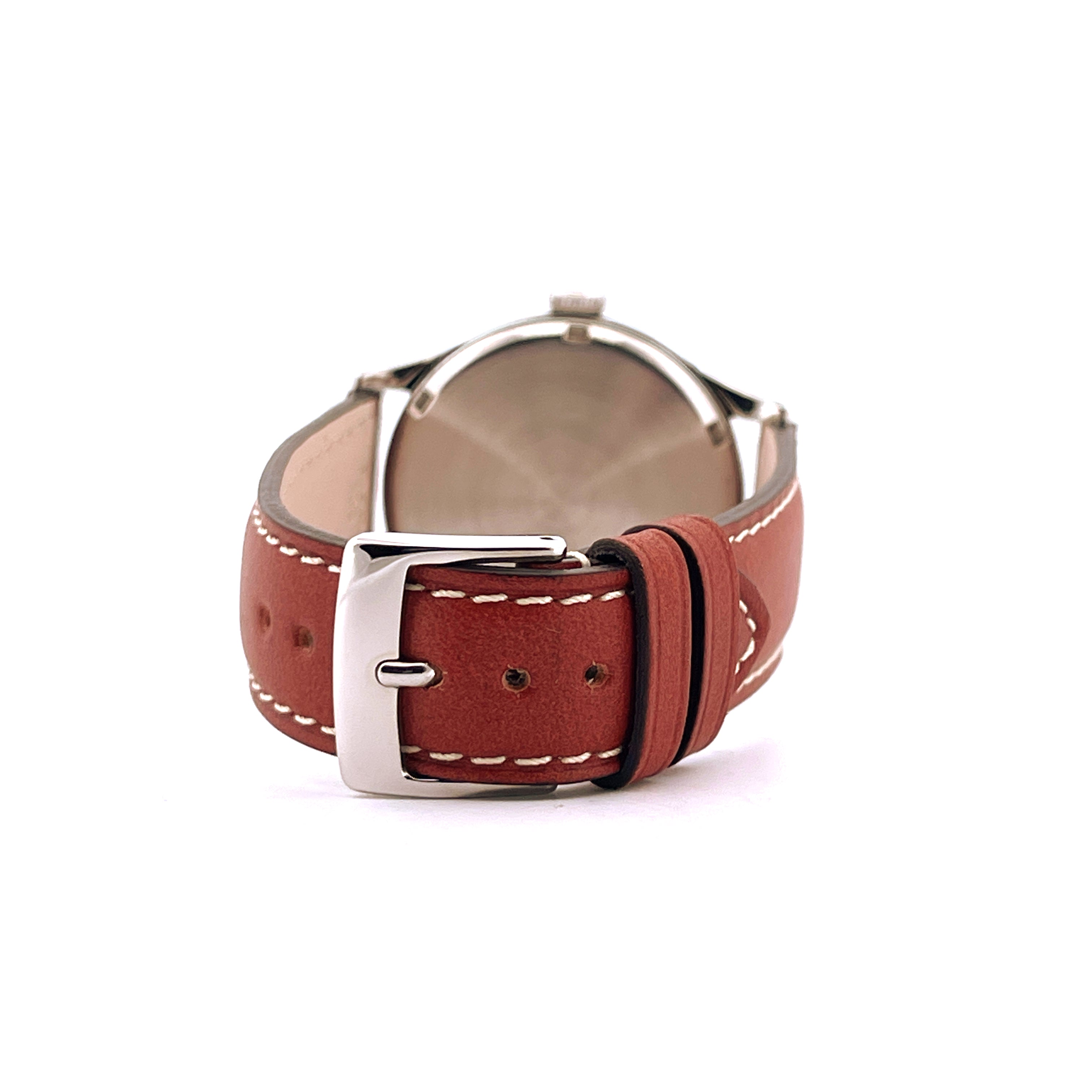 Omega Military 1944, Rückansicht der Uhr mit braunem Lederarmband und Stahlschließe