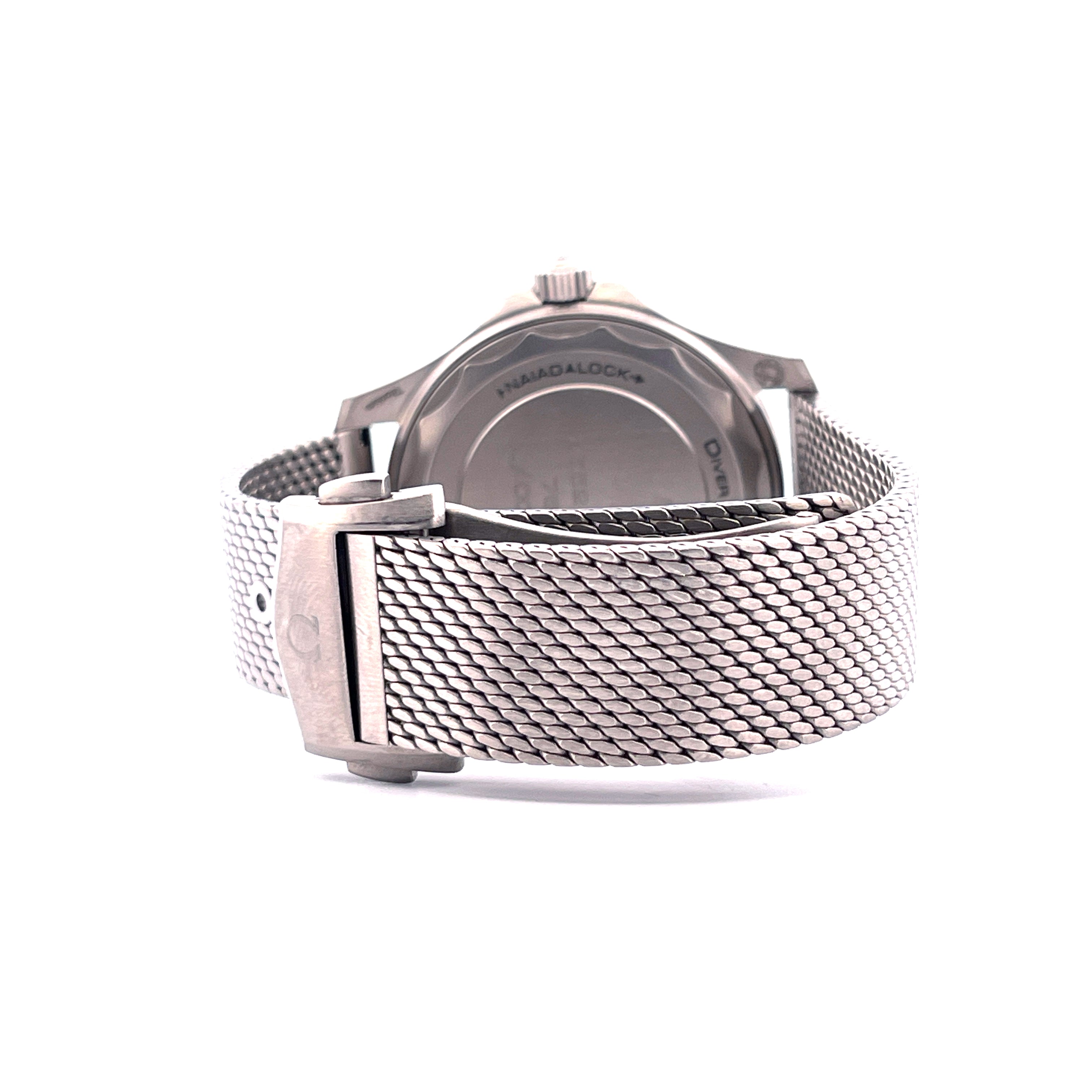 Rückseite einer Omega Seamaster Diver 300m Titan Uhr mit Milanaise-Armband und verdeckter Schließe