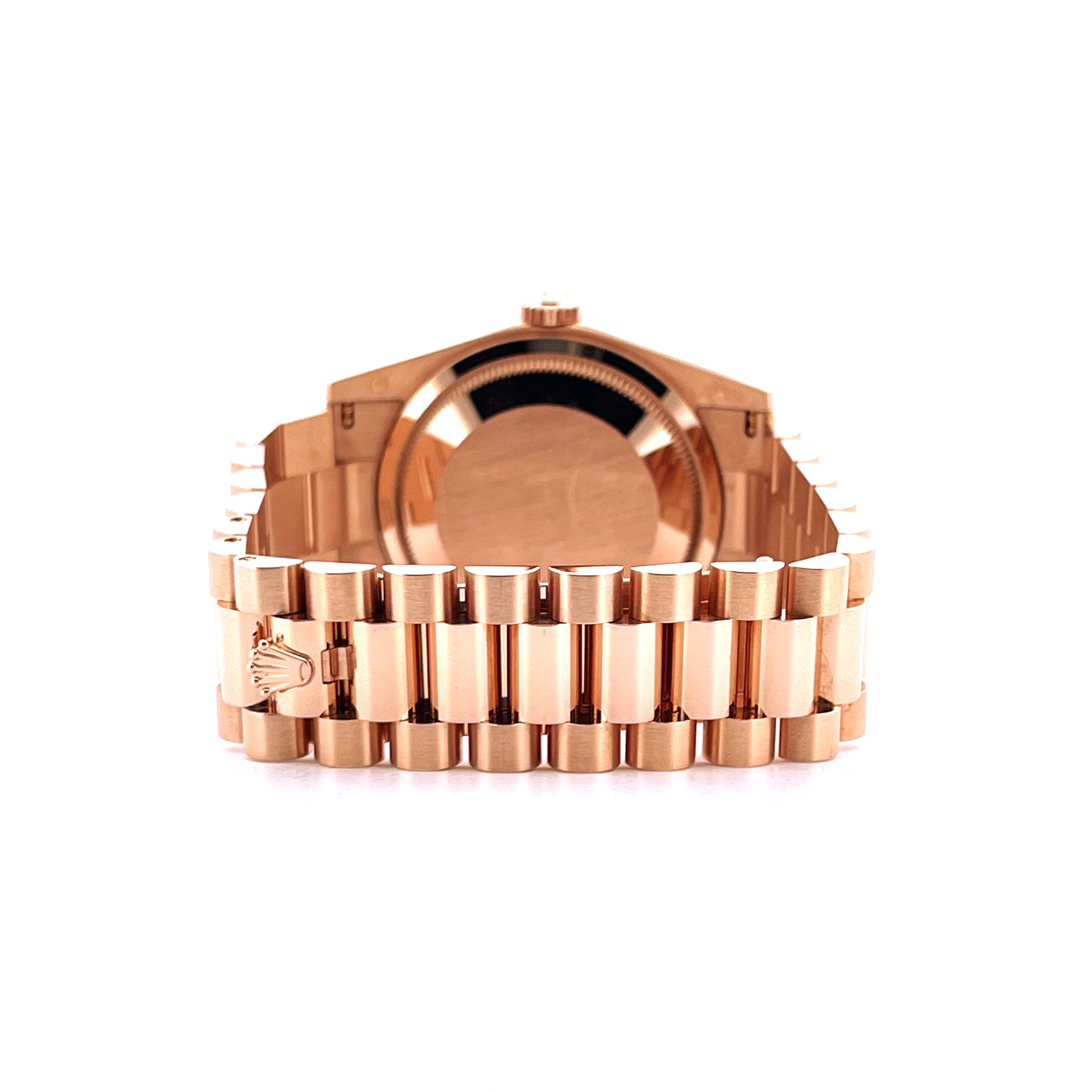 Rückseite einer Roségold Rolex Day-Date 36 mit Präsidentenarmband und Rolex-Logo