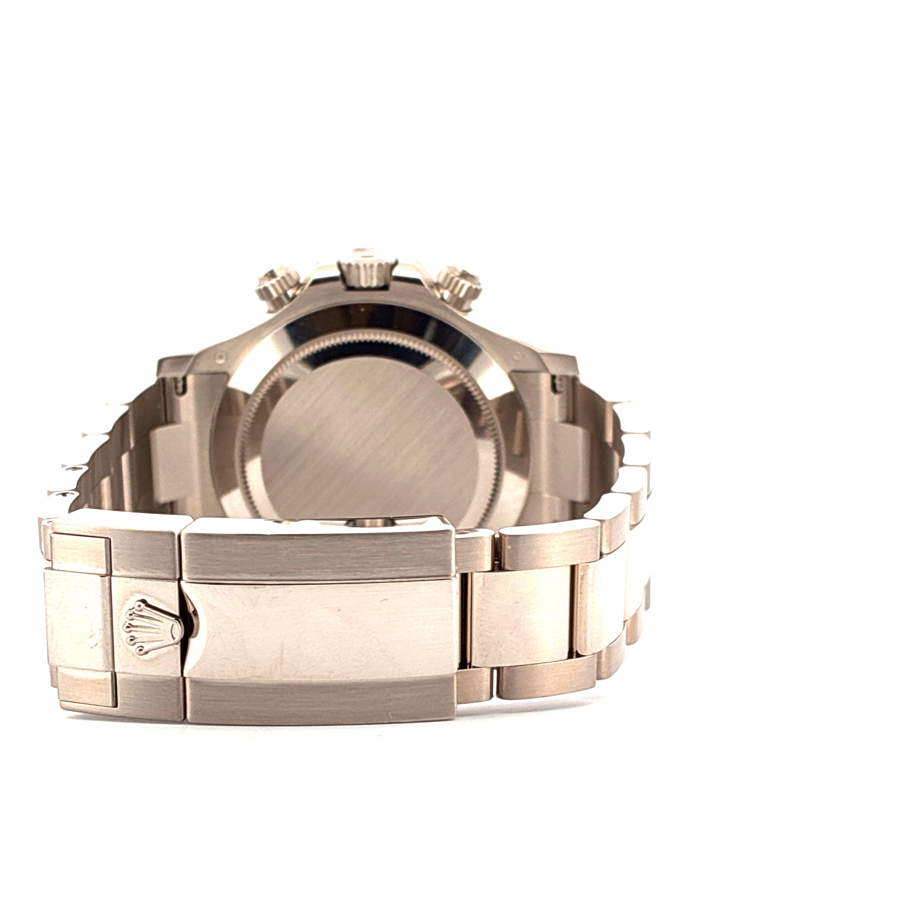 Rolex Daytona in Weißgold, Seitenansicht des Gehäuses und des Armbands mit geschlossenem Verschluss