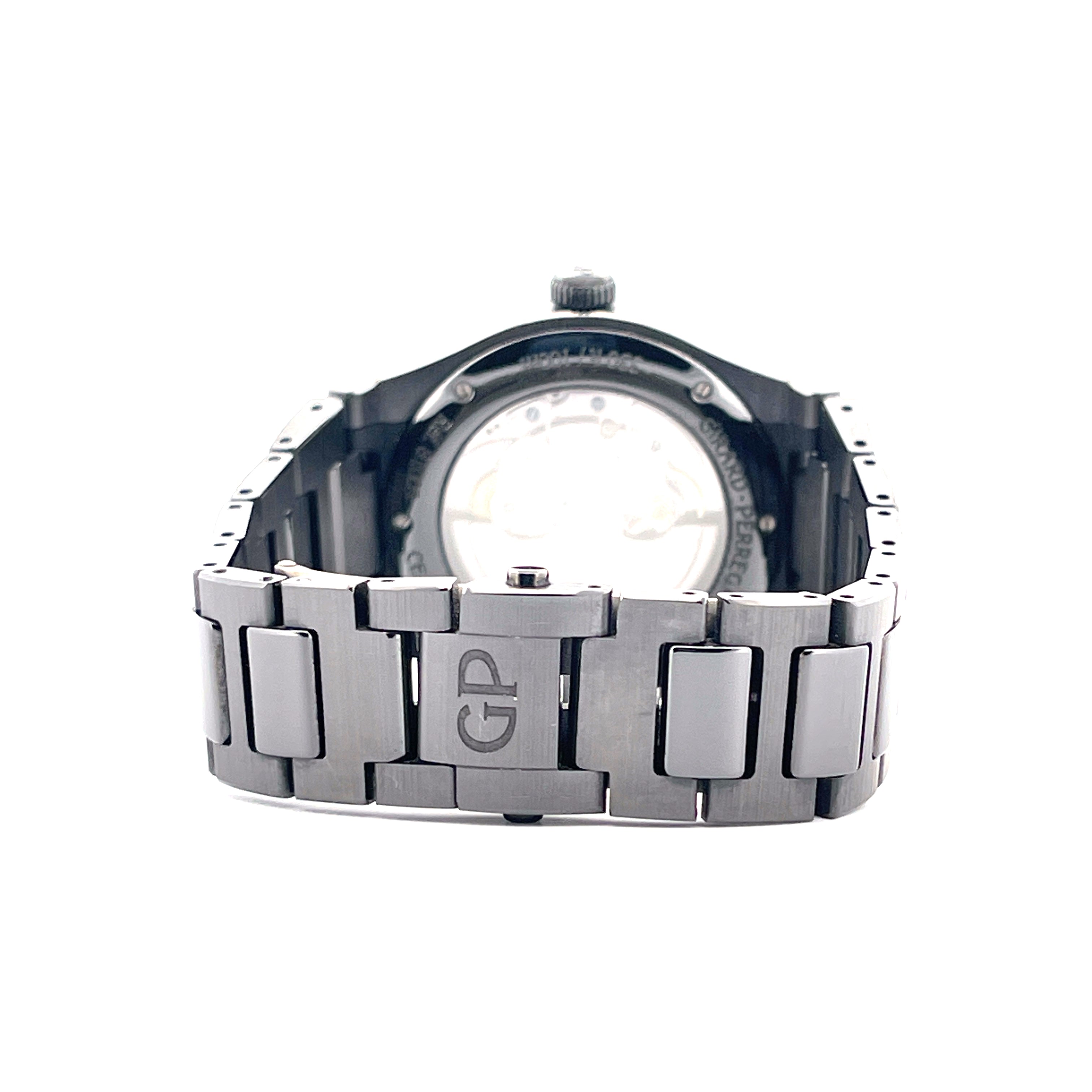 Girard Perregaux Laureato 38 Ceramic mit GP-Logo auf dem Armband Rückansicht mit Sichtboden