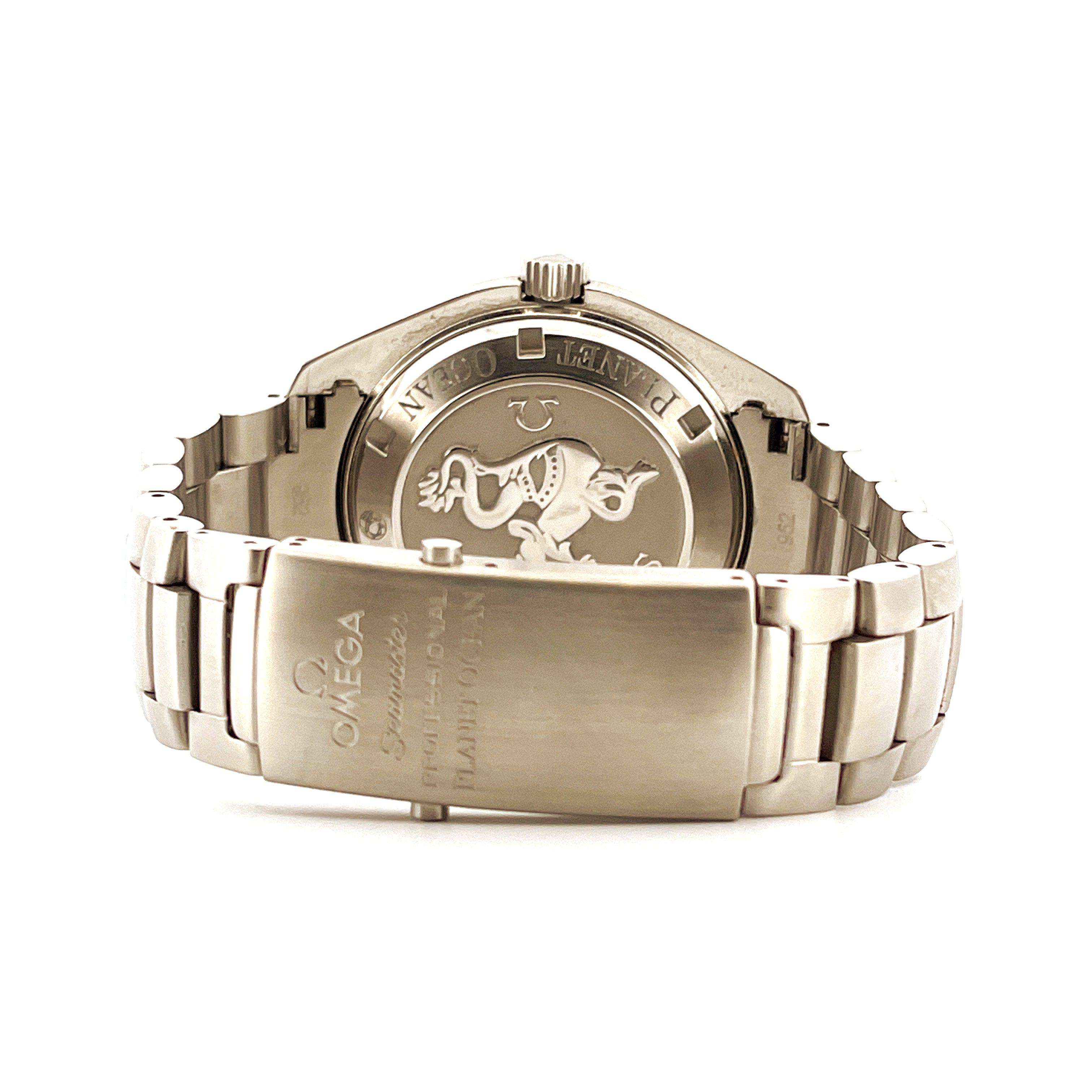 Rückansicht einer Omega Seamaster Planet Ocean mit geprägtem Logo auf dem Gehäuseboden und Edelstahlschließe