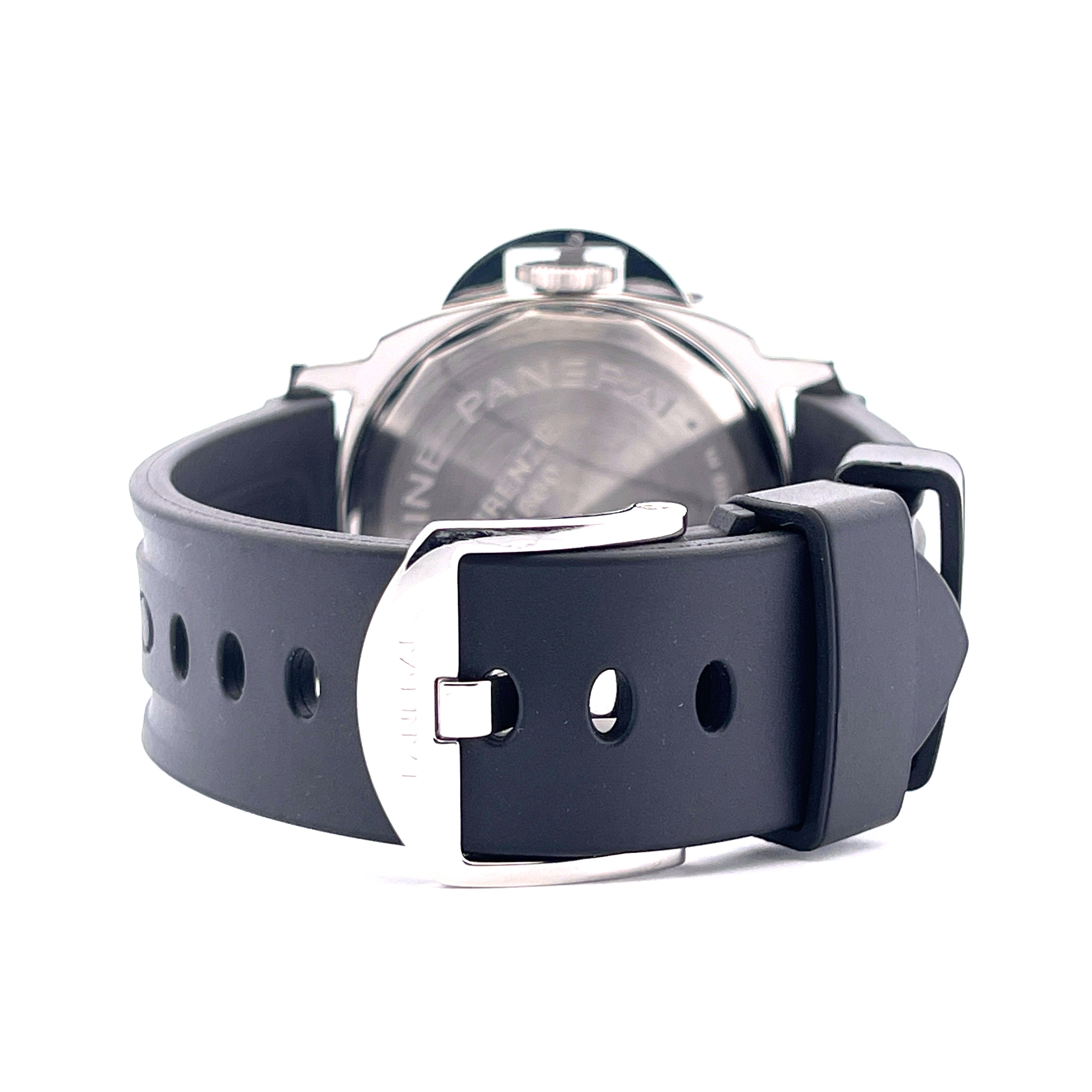 Panerai Luminor Power Reserve 44mm von hinten mit dunklem Kautschukarmband und Silberschliesse