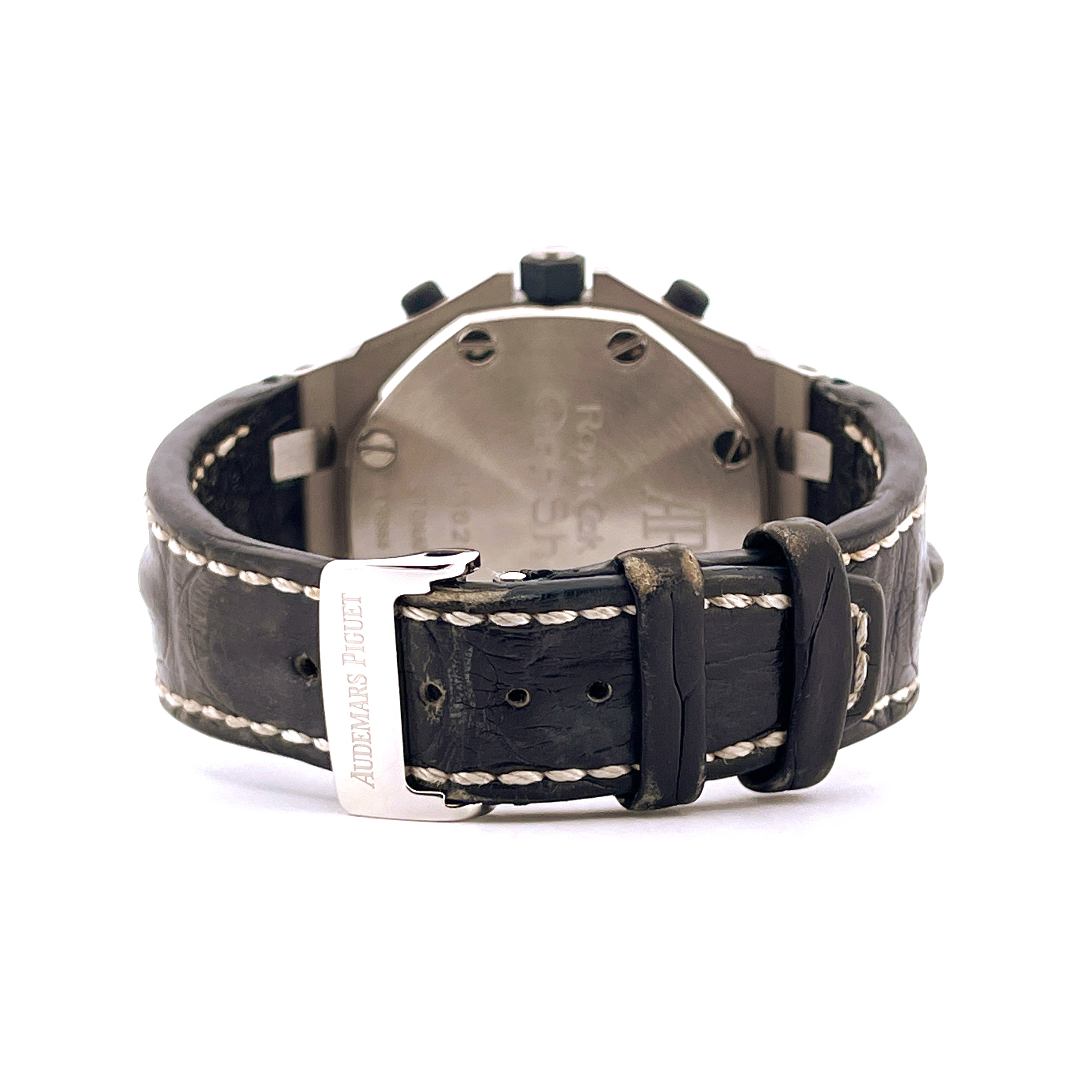 Audemars Piguet Royal Oak Offshore Navy 26170ST von hinten mit schwarzem Lederarmband und Schließe