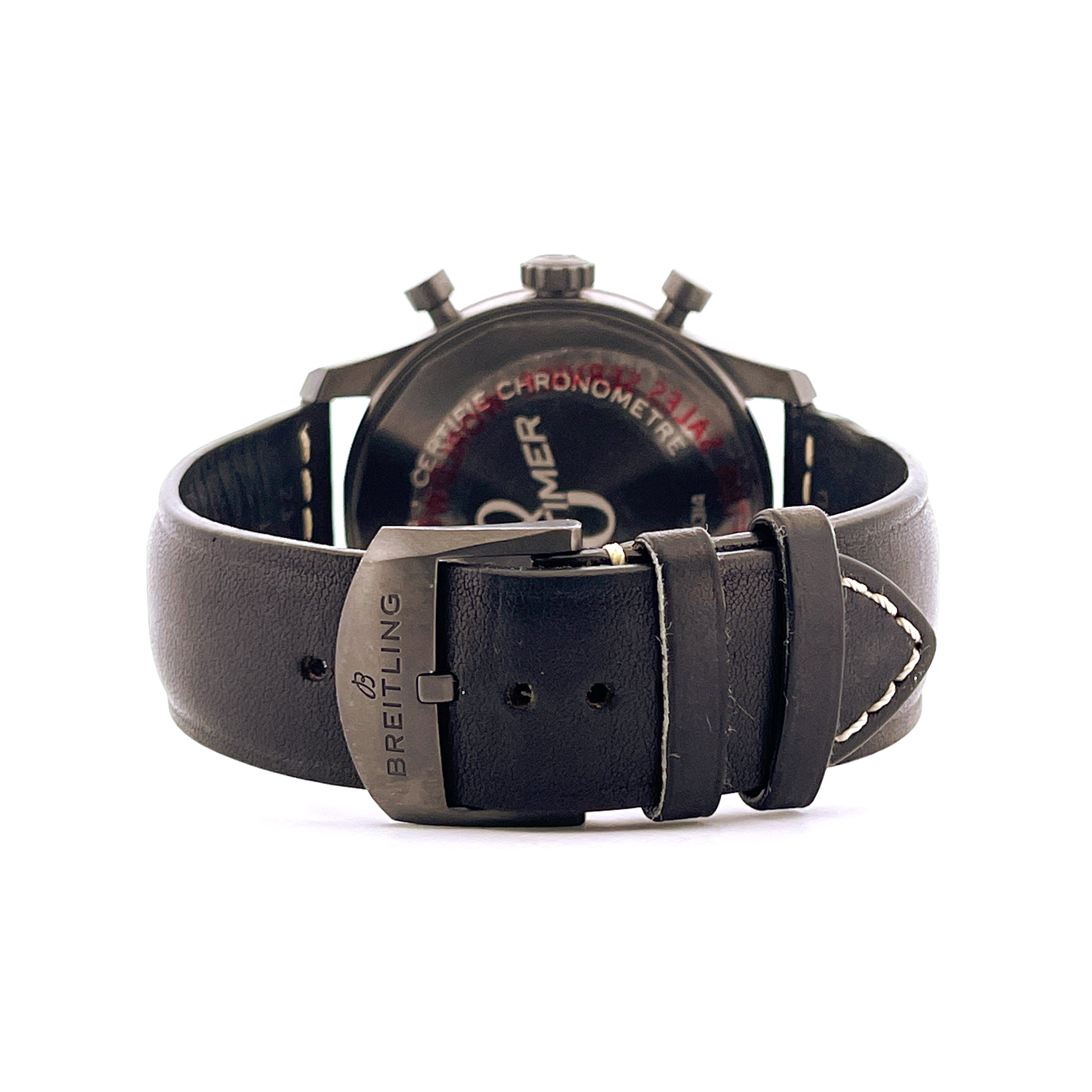 Breitling Navitimer 8 Chronograph 43 mit schwarzem Lederarmband und schwarzer Schließe auf weißem Hintergrund