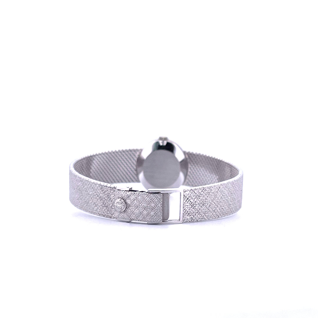 Patek Philippe Ellipse d'Or Damenuhr mit Weißgoldgehäuse und schimmerndem Mesh-Armband auf weißem Hintergrund