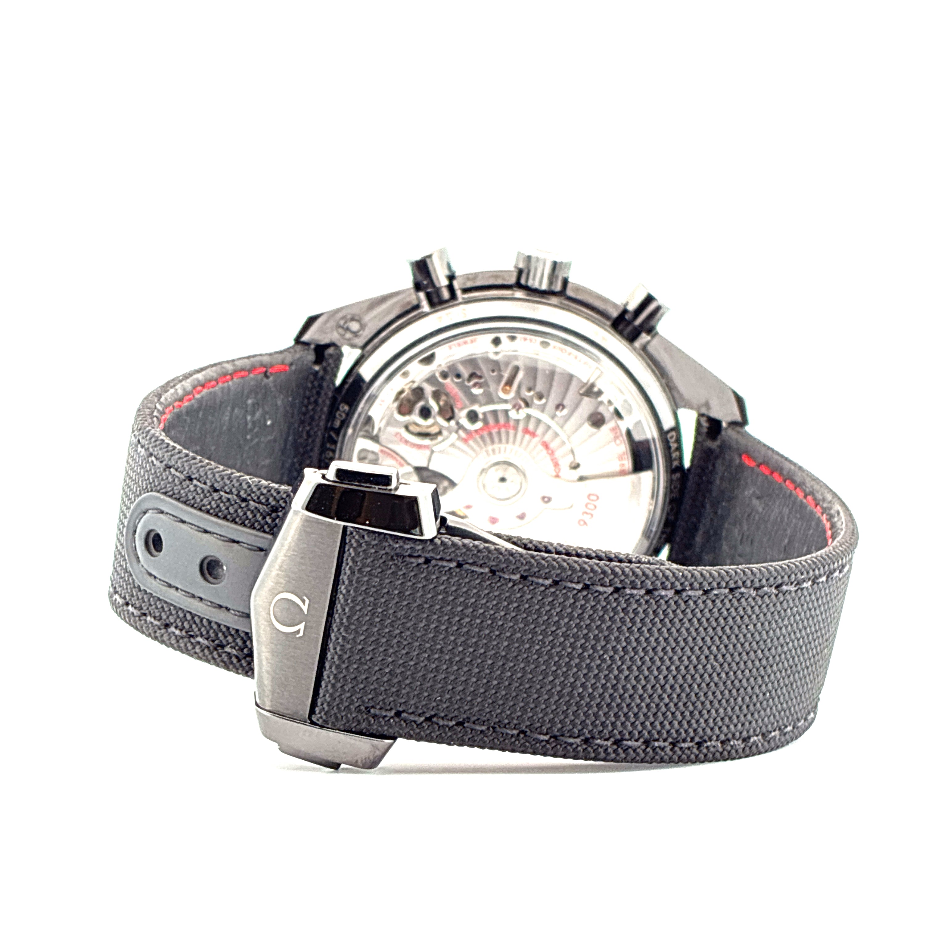 Omega Speedmaster Dark Side of the Moon Rückseite mit Sichtboden und grauem Textilarmband