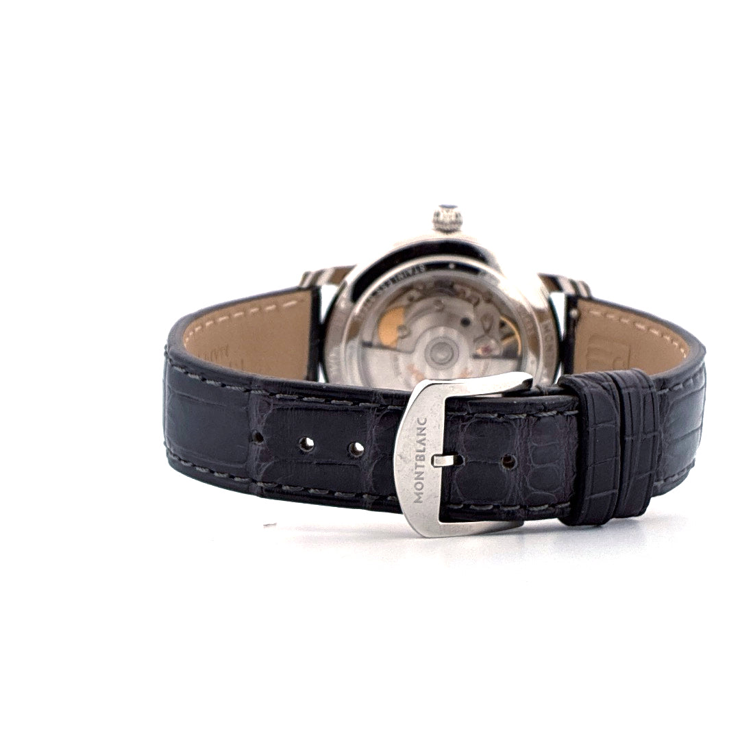 Montblanc Star Legacy Small Second Rückansicht mit schwarzem Lederarmband und Montblanc-Schließe