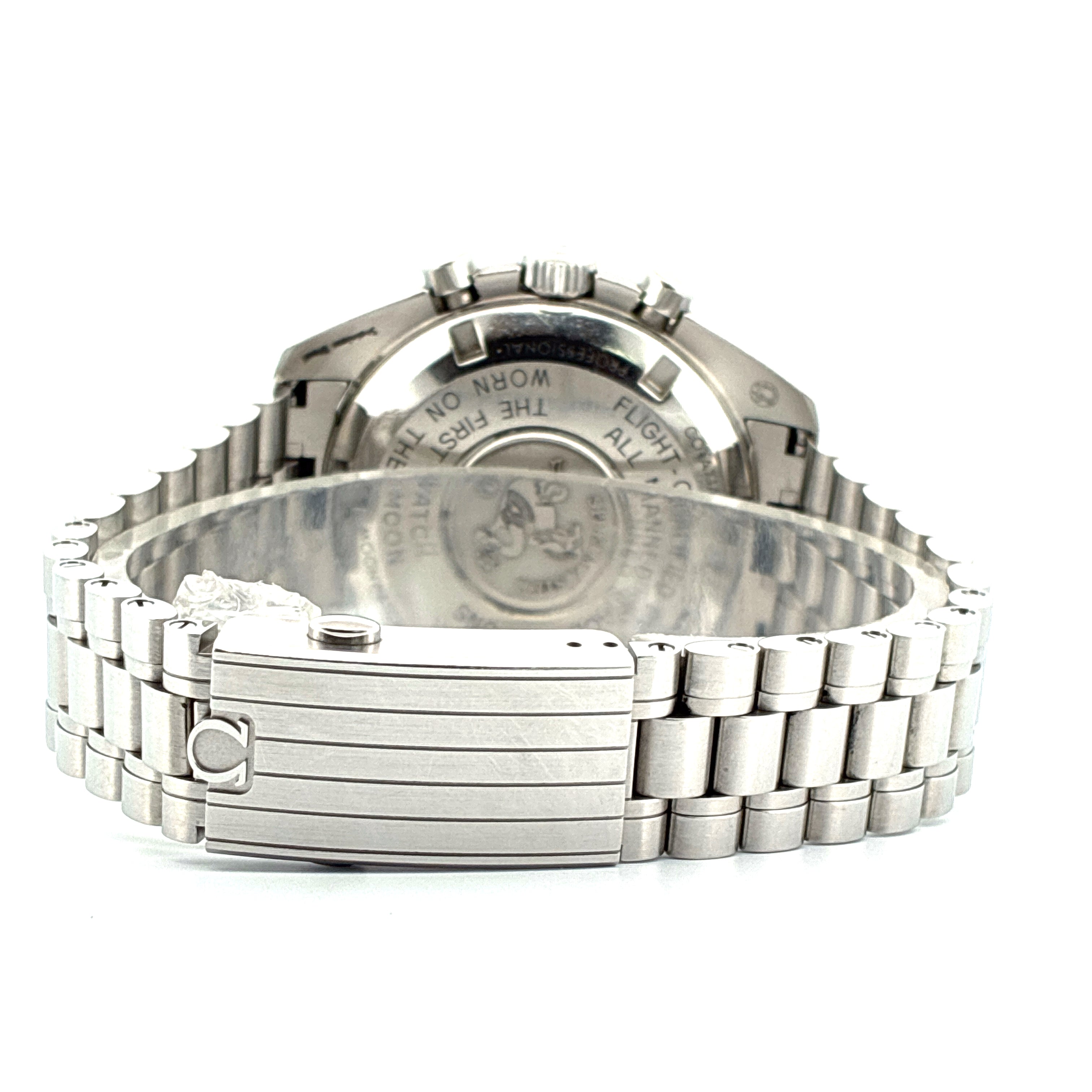 Omega Speedmaster Professional Moonwatch Armband und Schliesse aus Edelstahl mit Gravur im Detail, auf weissem Hintergrund