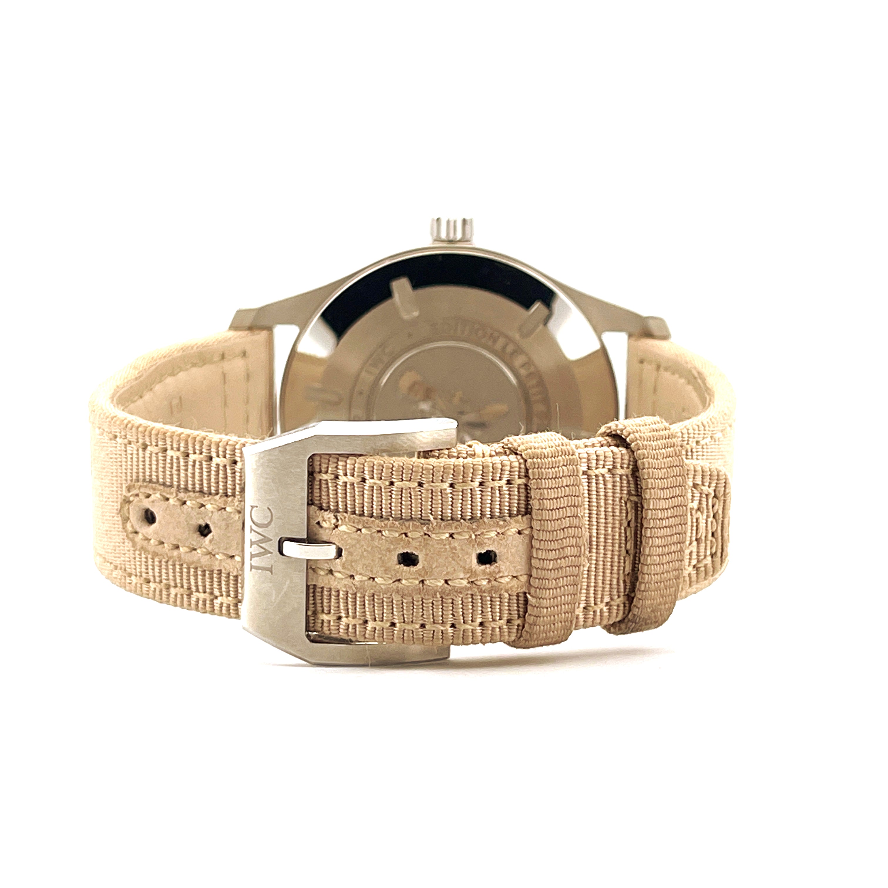 Rückansicht einer IWC Mark XVIII Le Petit Prince mit Sandfarbenem Textilband und Edelstahlschließe