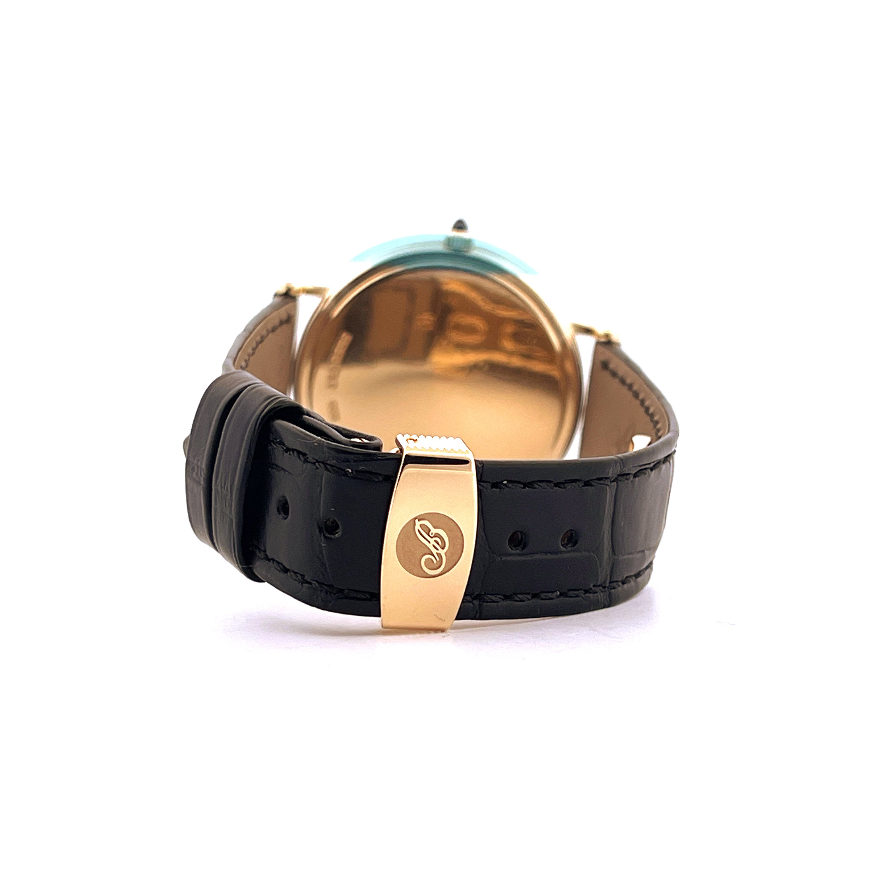 Breguet Classique Power Reserve Gelbgold mit schwarzem Lederarmband und Schließe auf weißem Hintergrund