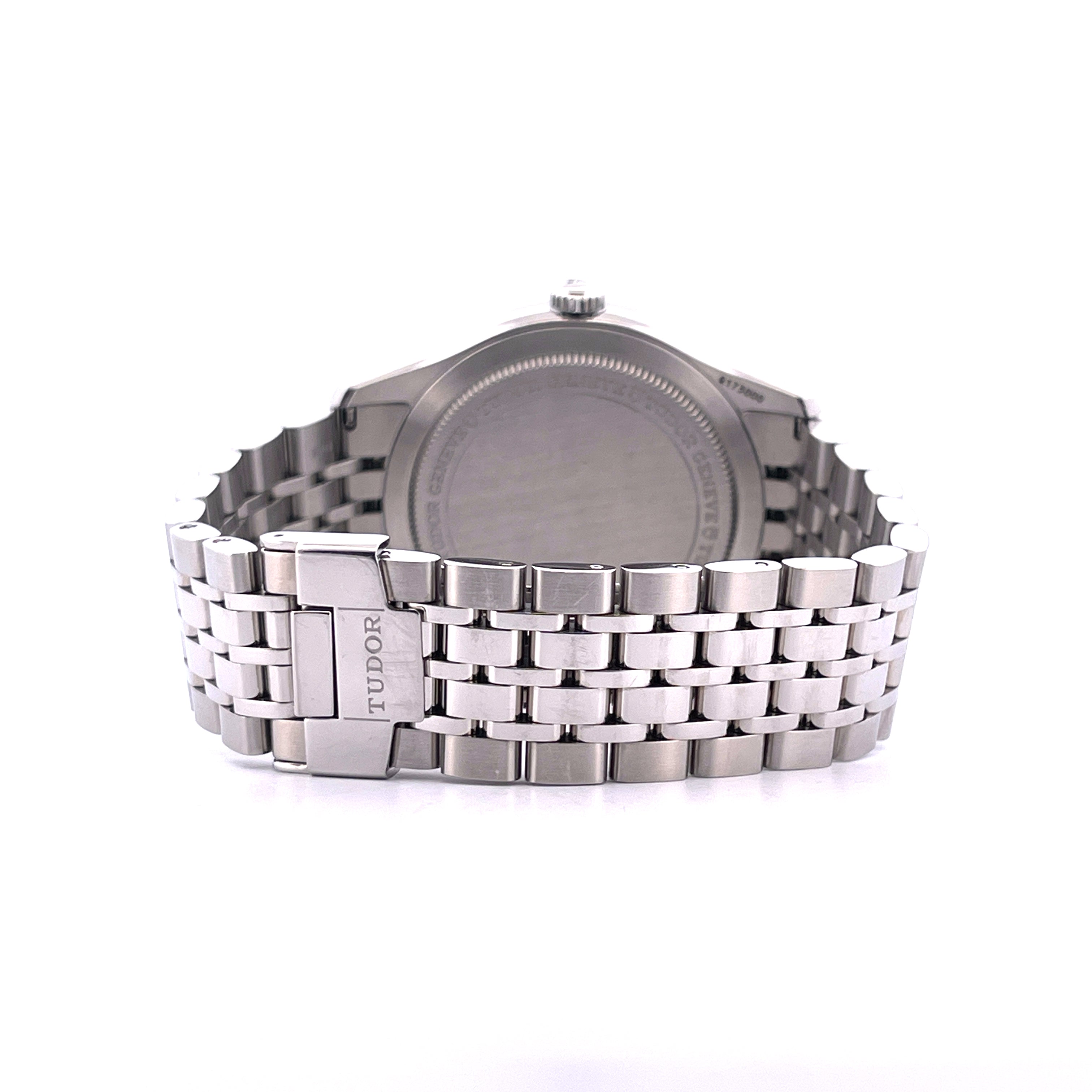 Tudor 1926 41 mm Edelstahl, Rückansicht mitantoschließe und Stahlband auf weißem Hintergrund