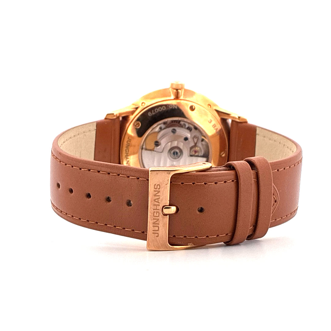 Rückansicht einer Junghans Meister Kalender Automatik Uhr mit braunem Lederarmband und Roségold-PVD-Gehäuse