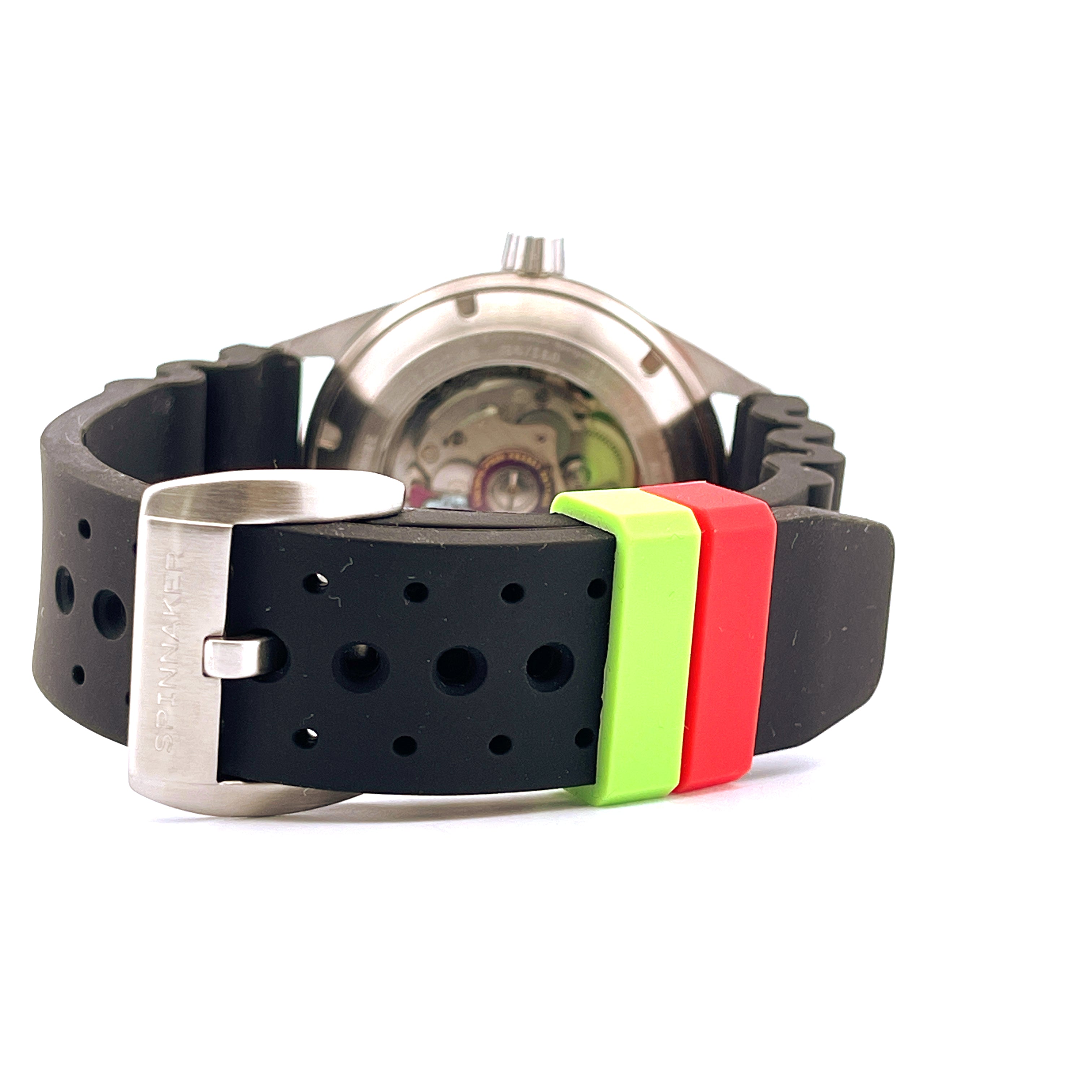 Nahaufnahme der Rückseite einer Spinnaker Cahill Automatic SpongeBob Uhr mit schwarzem Gummiarmband und bunten Akzenten