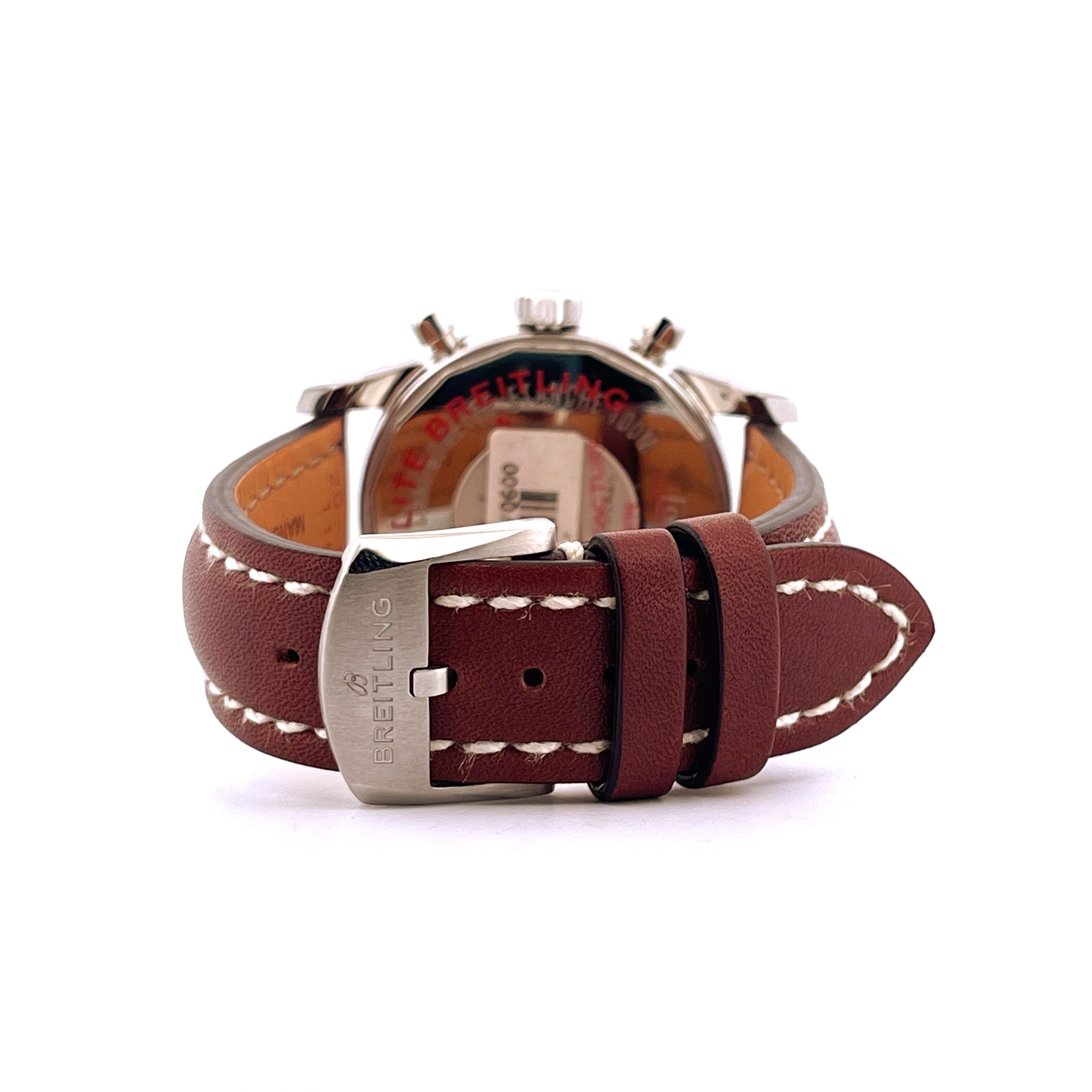 Breitling Transocean Chronograph 38 Detailansicht einer braunen Lederarmbandschließe mit Breitling Schriftzug