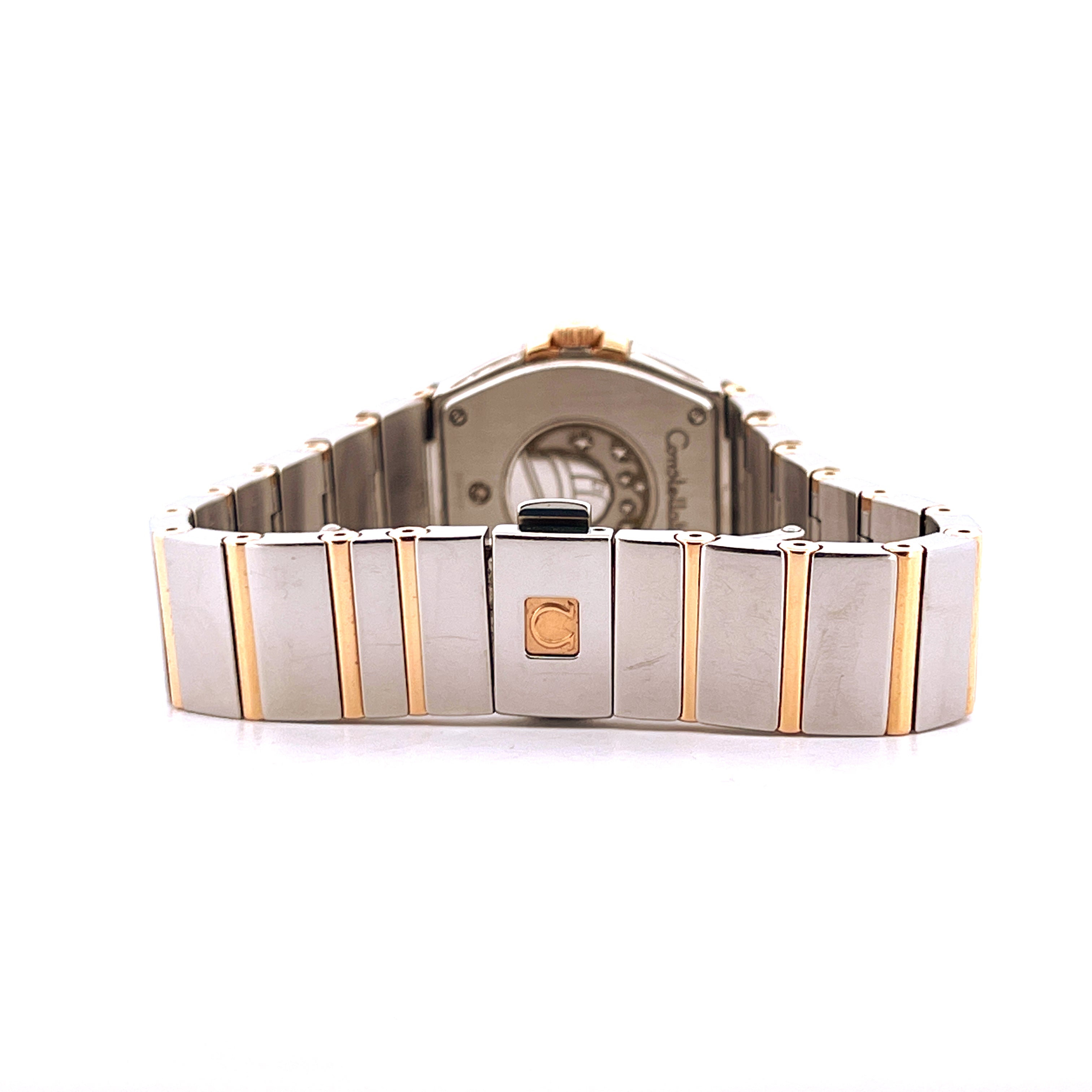 Rückansicht einer Omega Constellation mit Stahl- und Roségoldarmband und markanter Schließe