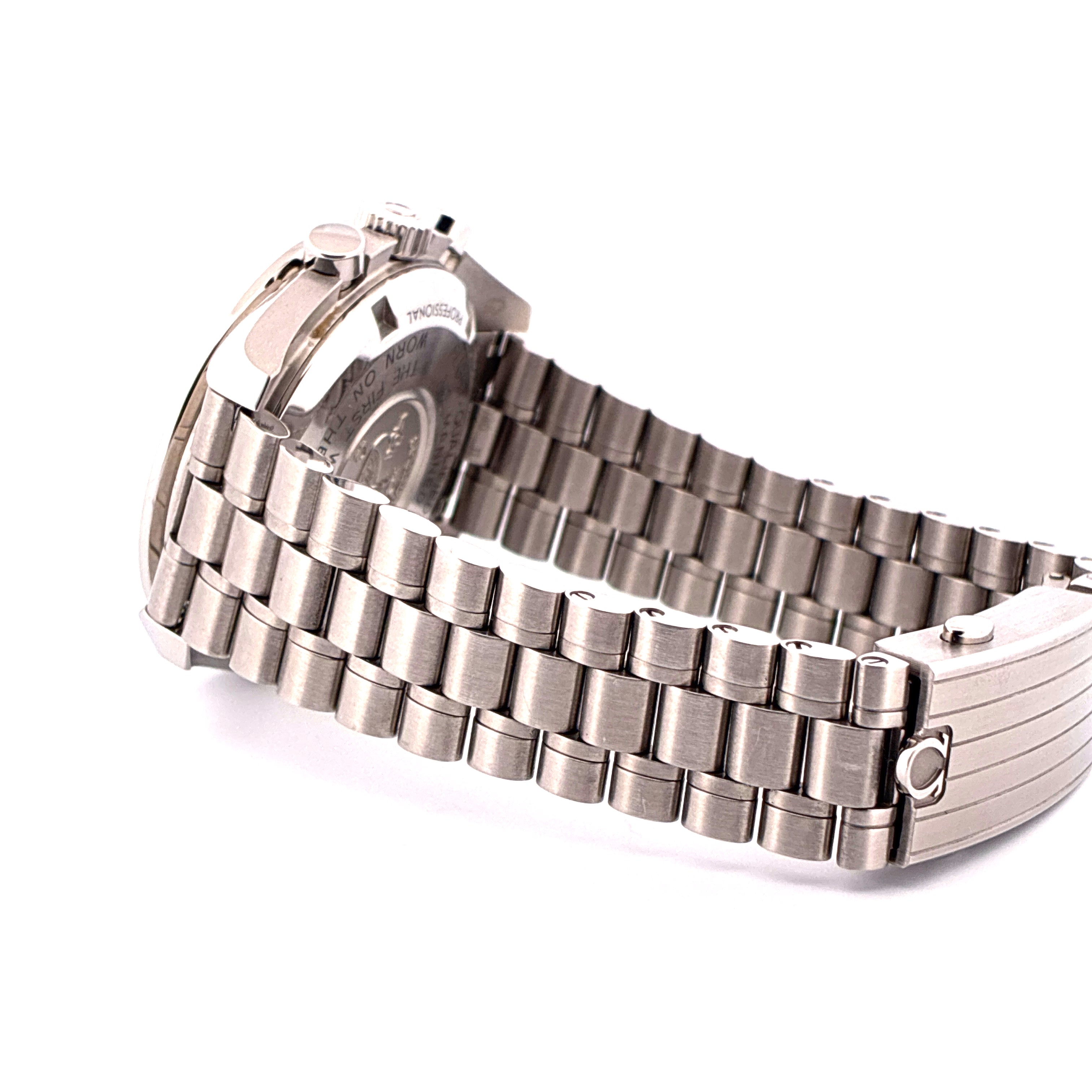 Omega Speedmaster Professional Moonwatch mit Edelstahlarmband im Detail von der Seite aufgenommen