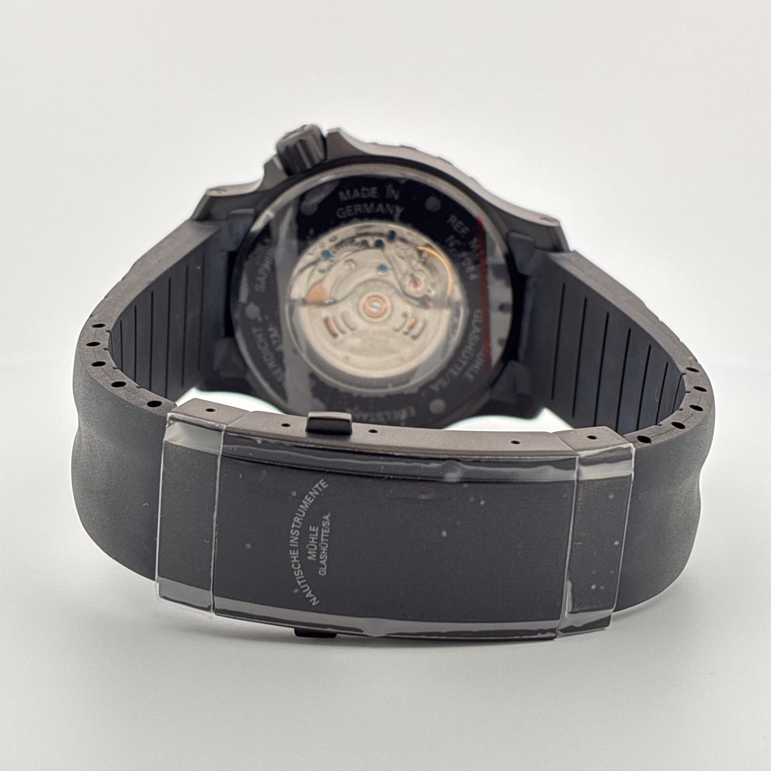 Mühle Glashütte Sea-timer Blackmotion Rückansicht mit Sichtwerk und schwarzem Armband