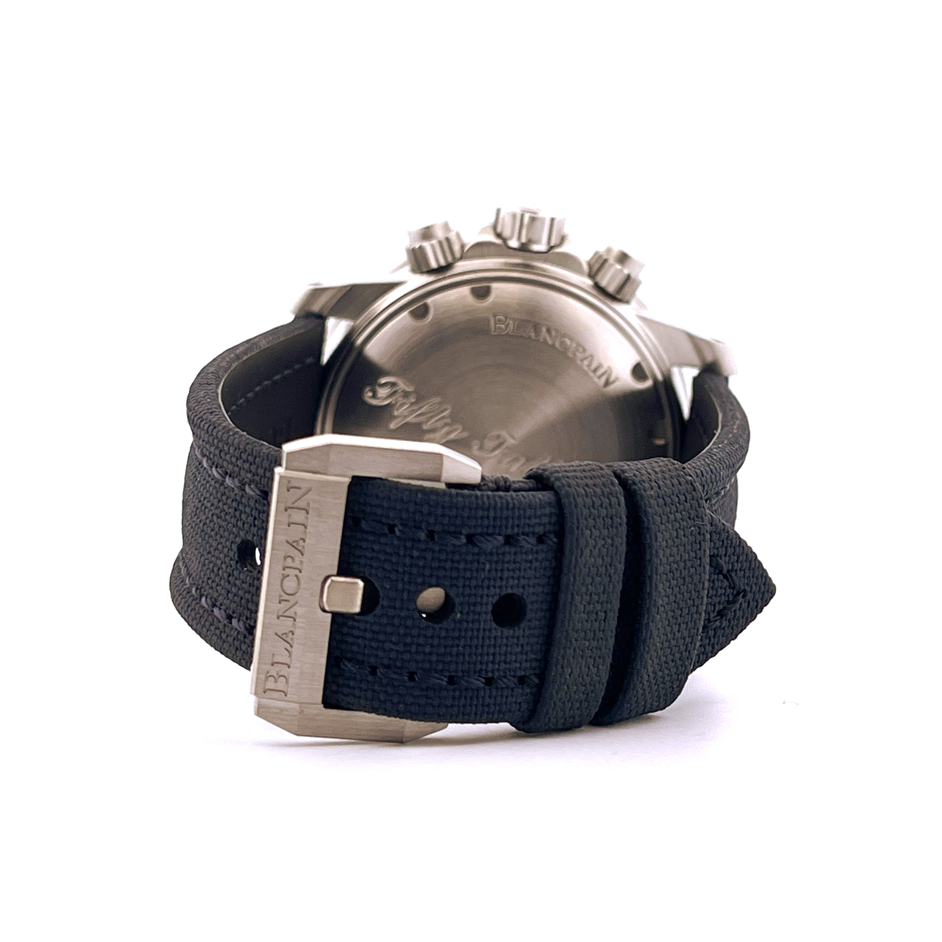 Rückansicht einer Blancpain Fifty Fathoms Flyback Uhr aus Edelstahl mit schwarzem Textilarmband und Dornschließe
