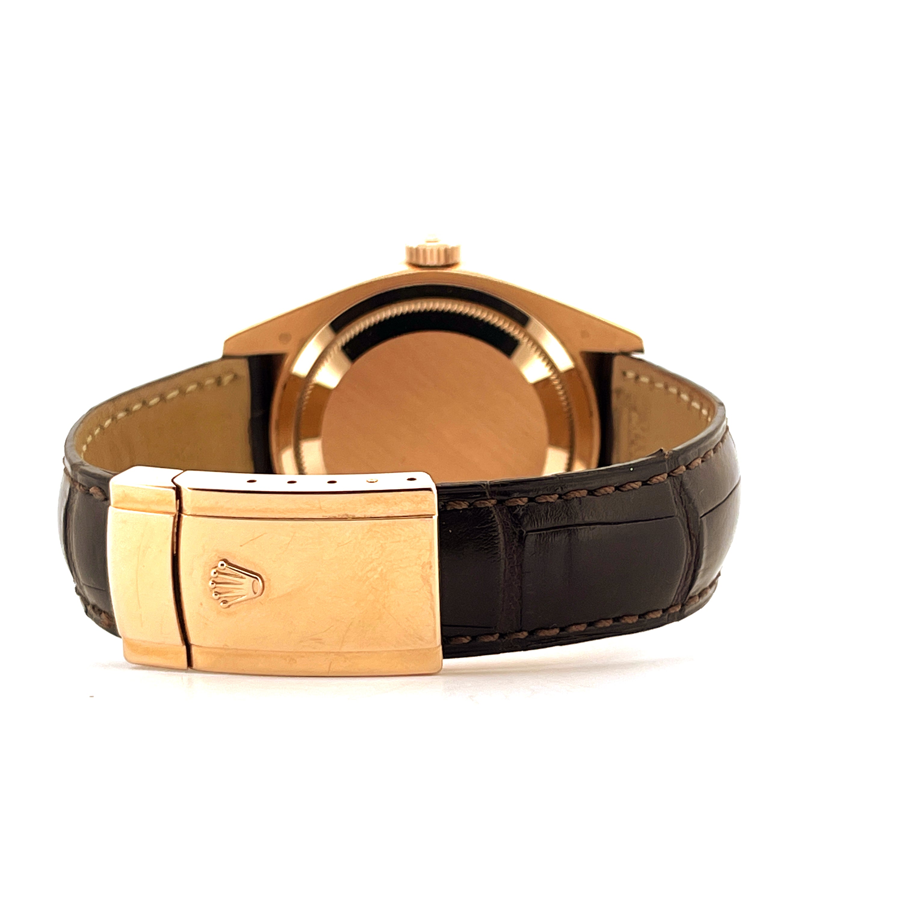 Rückansicht einer Rolex Sky-Dweller Roségold mit braunem Lederarmband und goldenem Armbandverschluss