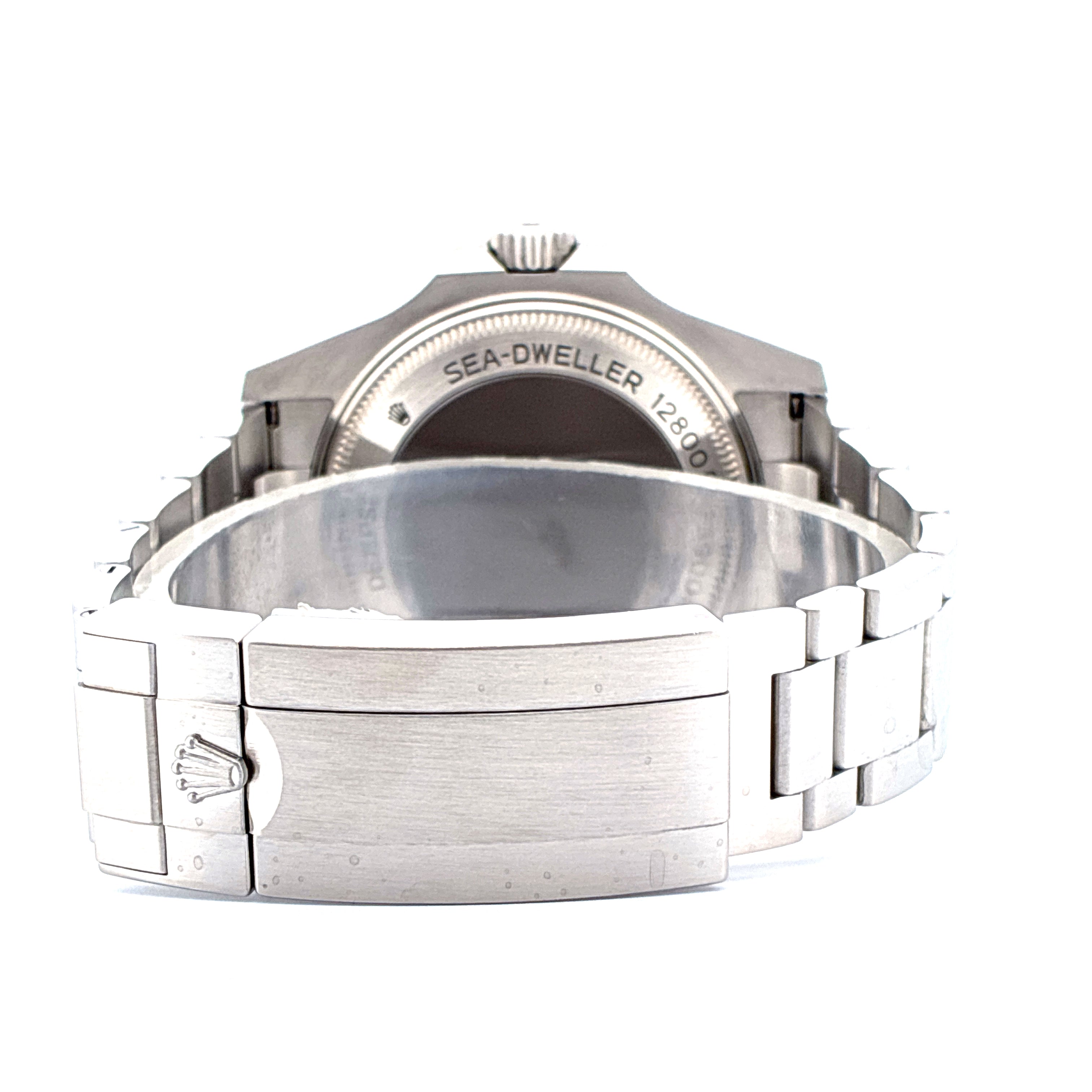 Rolex Sea-Dweller Deepsea Stahl Armband Schließe im Detail mit Gravur auf weißem Hintergrund