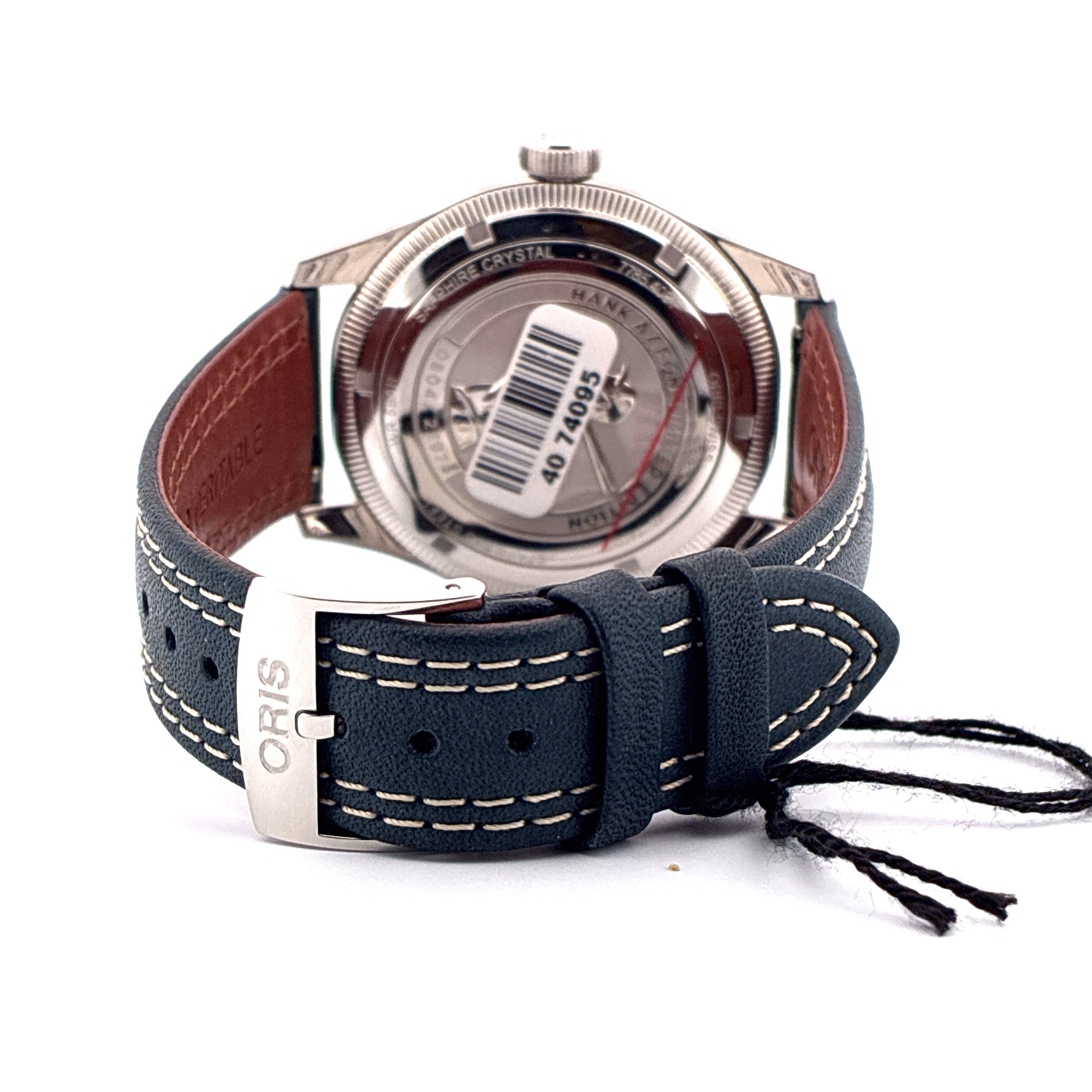 Rückansicht einer Oris Big Crown Hank Aaron Limited Edition mit blauem Lederarmband